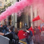 Momento protesta contro alternanza scuola-lavoro a Bologna con bandiere e fumogeni