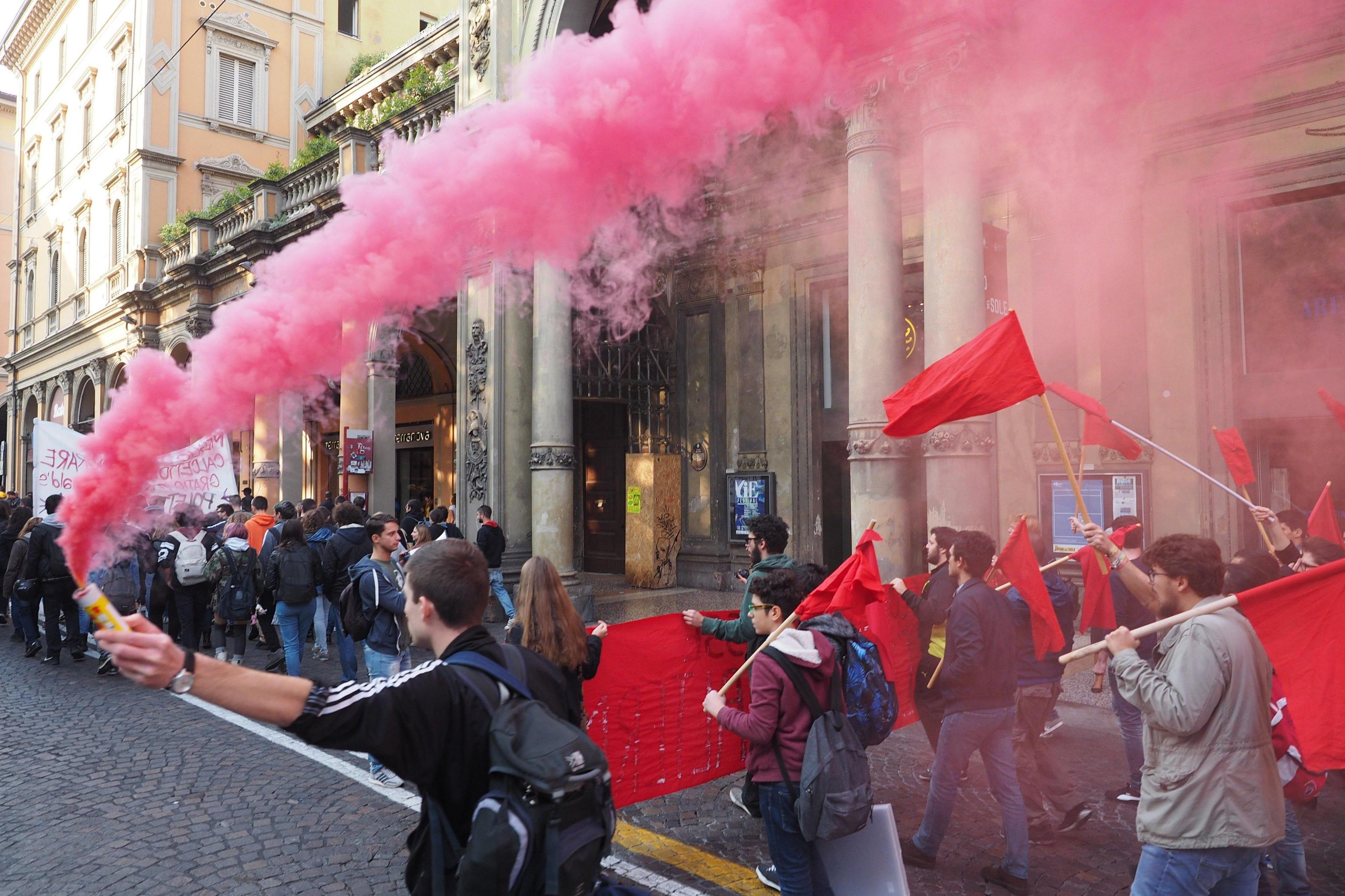 Momento protesta contro alternanza scuola-lavoro a Bologna con bandiere e fumogeni