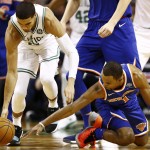 L'ala dei Celtics Jayson Tatum ruba la palla a Ramon Sessions, guardia dei Knicks