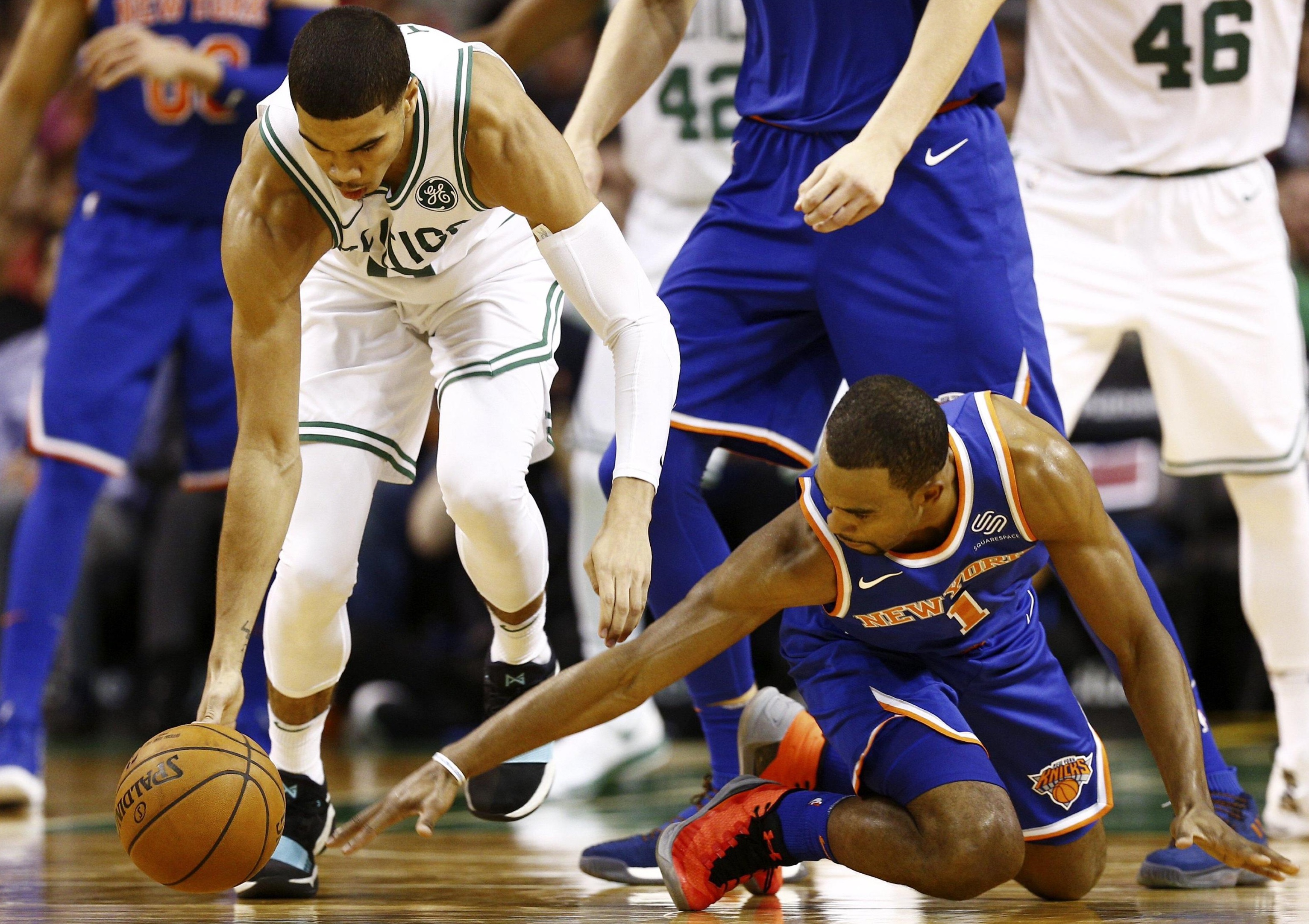 L'ala dei Celtics Jayson Tatum ruba la palla a Ramon Sessions, guardia dei Knicks