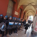 Gruppo di poliziotti in assetto antisommossa per controllare il corteo di Bologna