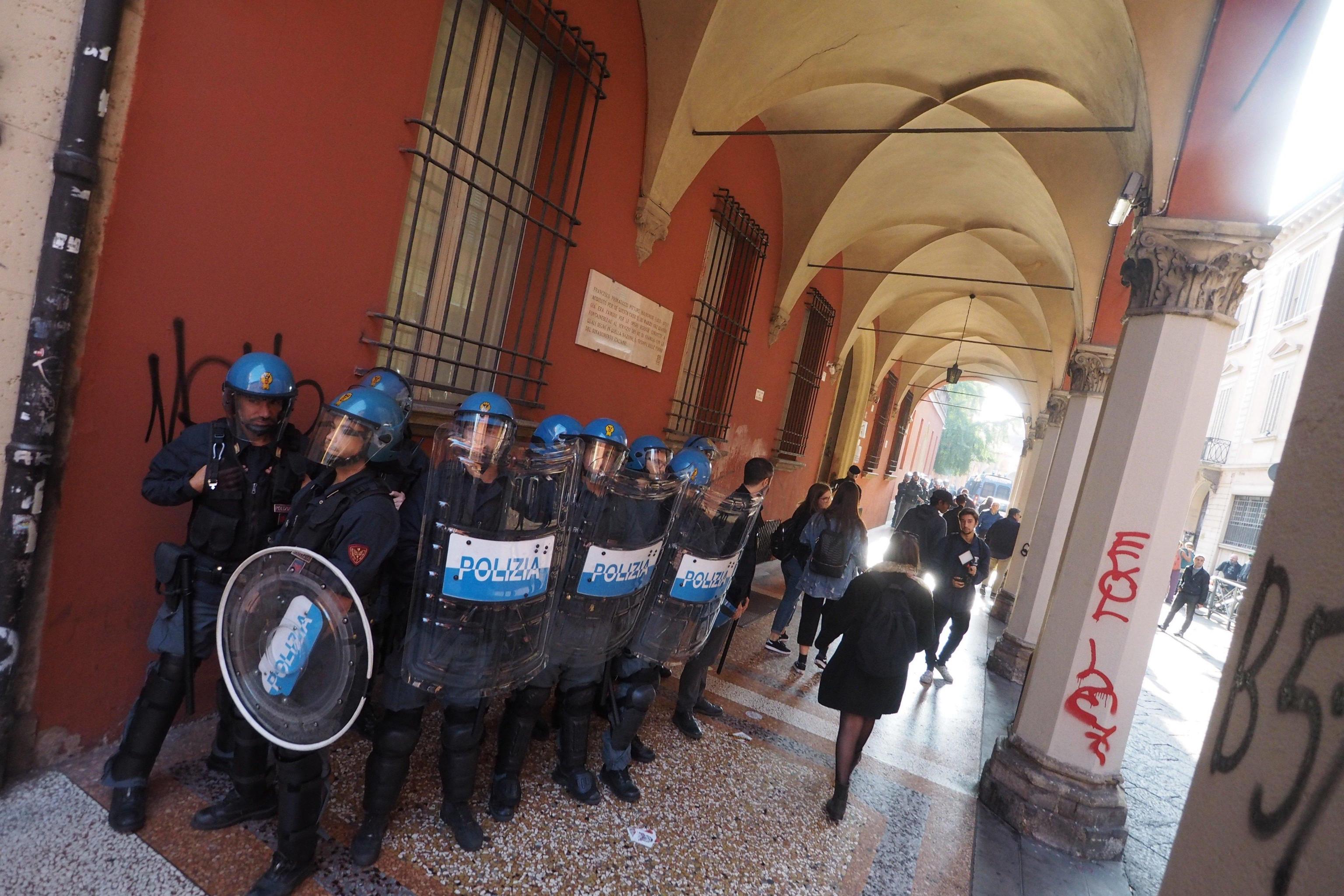 Gruppo di poliziotti in assetto antisommossa per controllare il corteo di Bologna