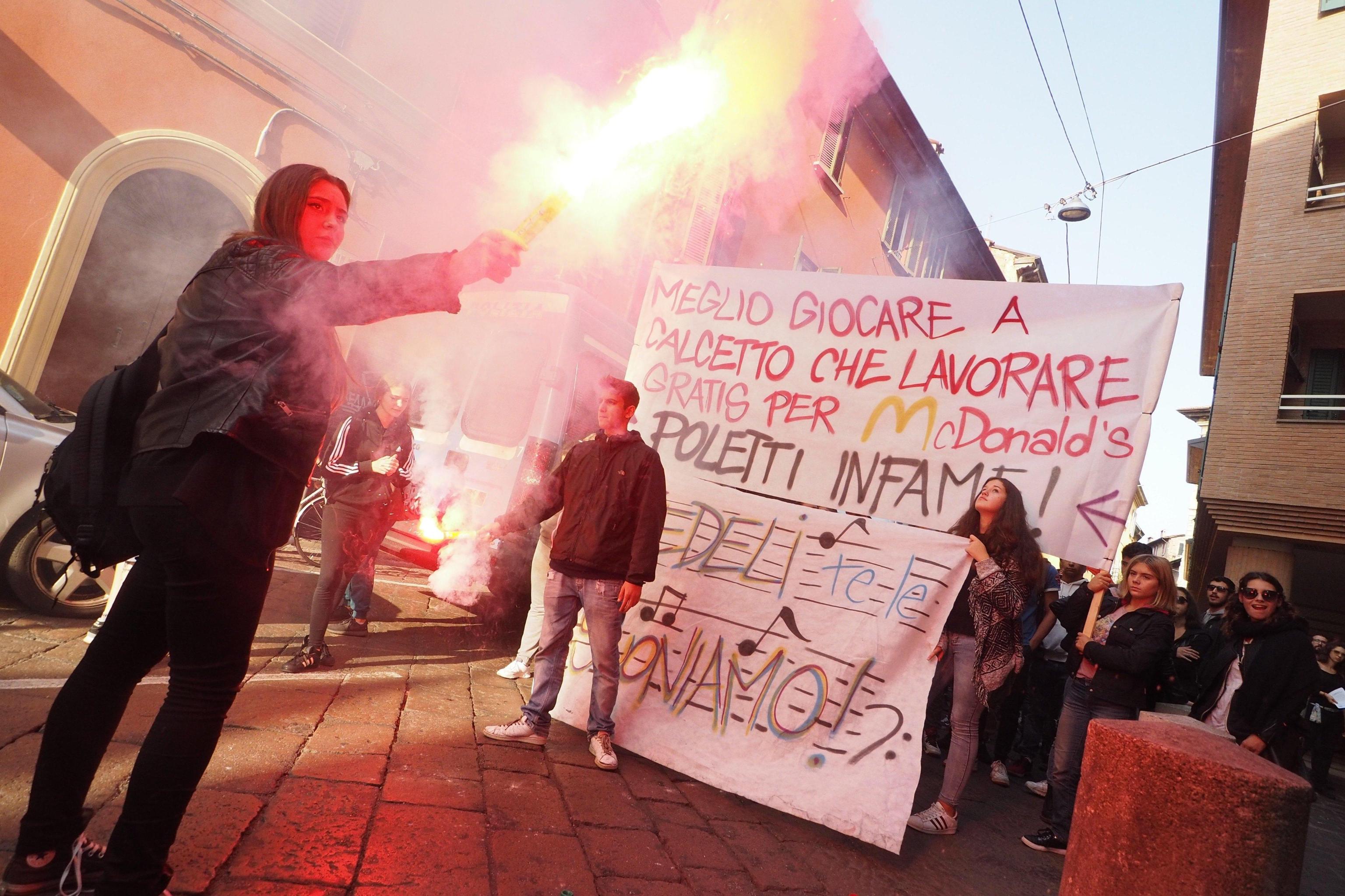 I ragazzi a Bologna contestano il funzionamento dell'alternanza scuola-lavoro che spesso li vede impiegati in attività non collegate ai loro studi