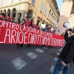 Striscione a Bologna. Gli studenti chiedono l'alternanza tra "salario e diritti"