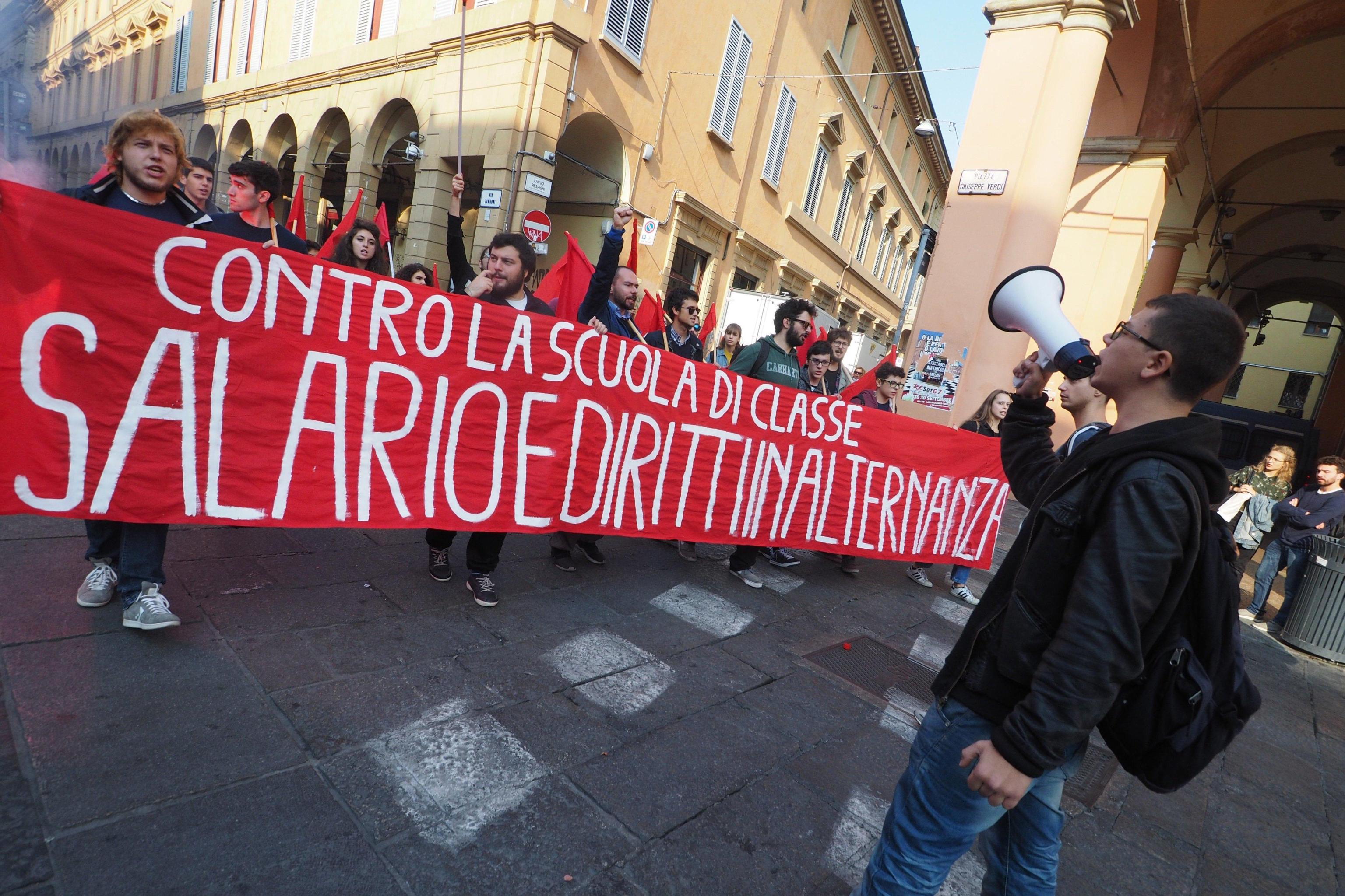 Striscione a Bologna. Gli studenti chiedono l'alternanza tra "salario e diritti"