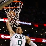 La schiacciata dell'ala piccola Jayson Tatum durante il secondo tempo