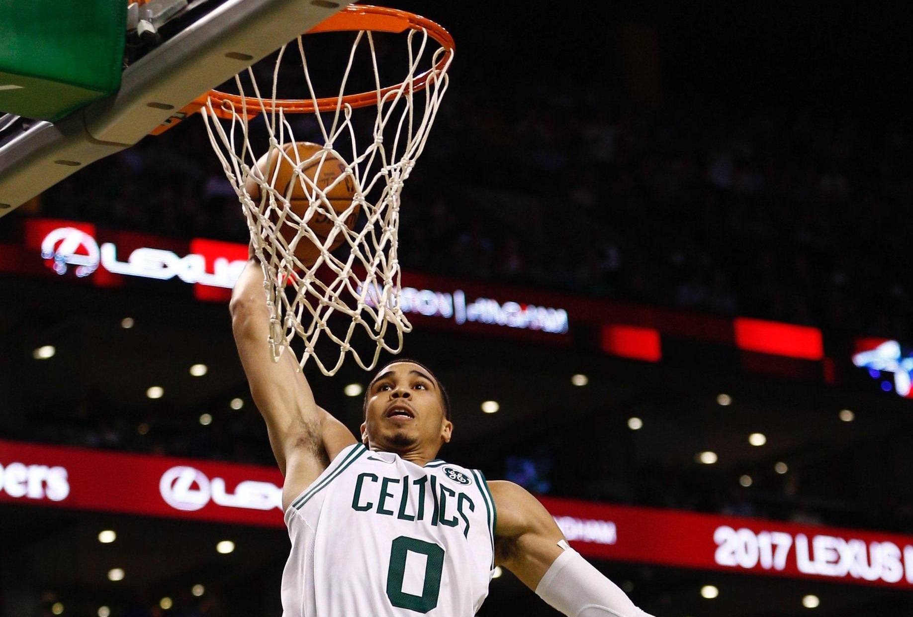 La schiacciata dell'ala piccola Jayson Tatum durante il secondo tempo