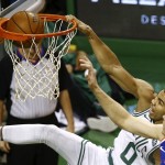 Tatum schiaccia dopo aver superato l'ala dei Knicks Kristaps Porzingis