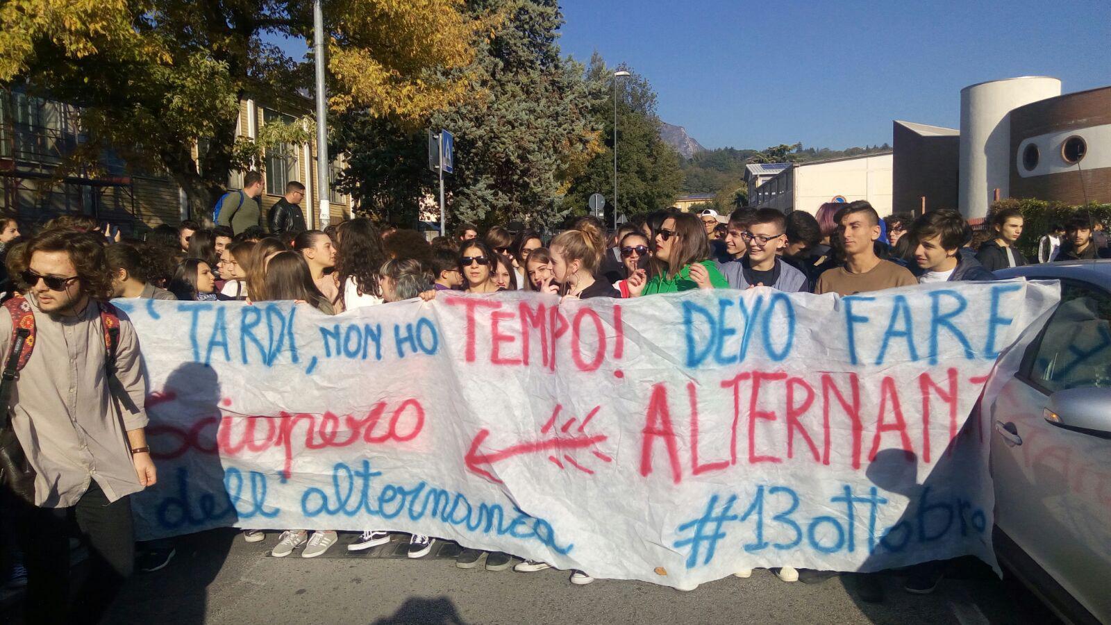 Studenti in piazza contro l'alternanza scuola-lavoro ad Avellino