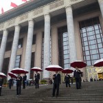 Il dispiegamento delle forze di sicurezza attorno alla Great Hall of the People su Piazza Tiananmen