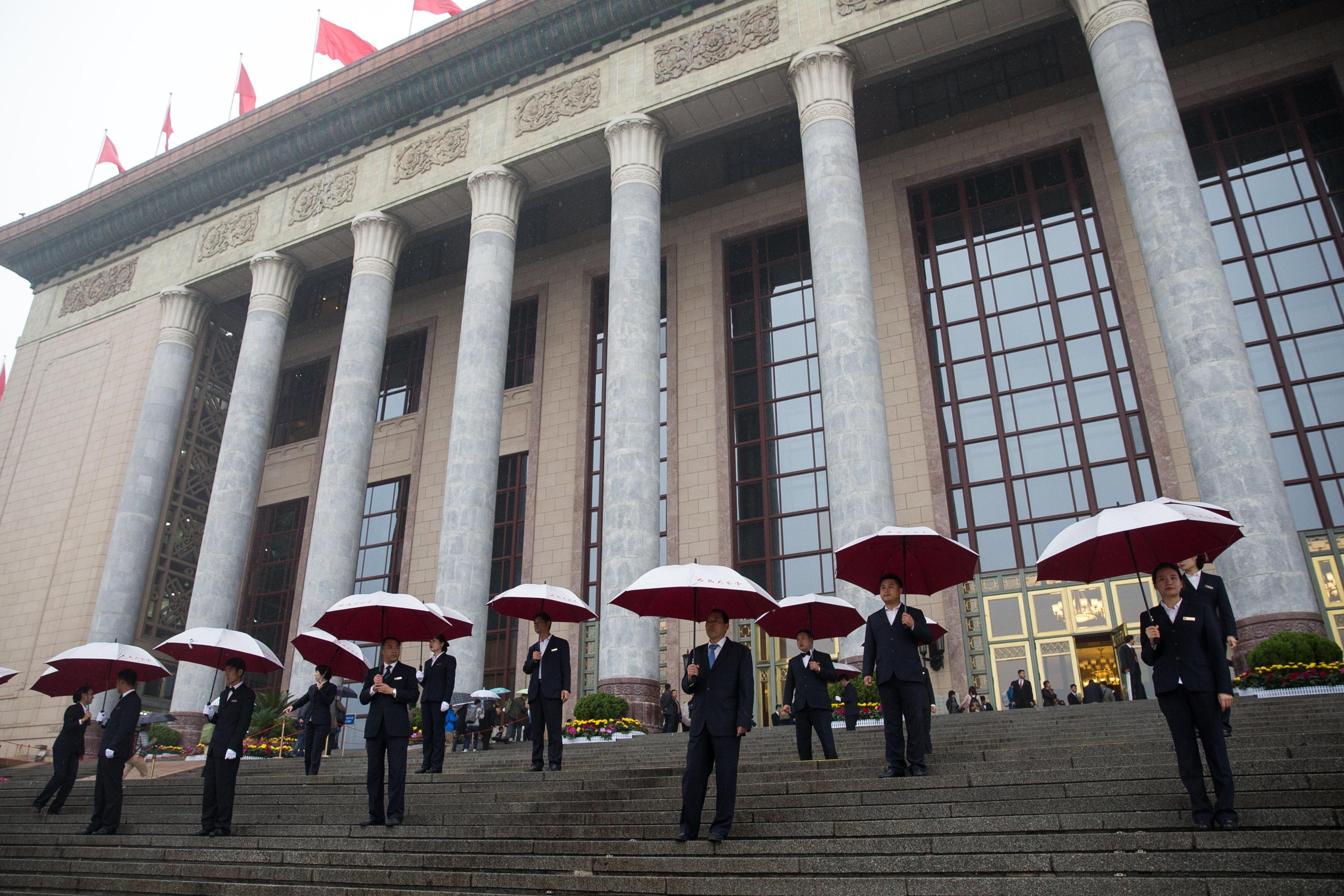 Il dispiegamento delle forze di sicurezza attorno alla Great Hall of the People su Piazza Tiananmen