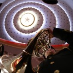 I componenti della banda militare provano prima dell'inizio della cerimonia di apertura, sul soffitto domina la stella rossa comunista