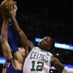 La guardia dei Celtics Terry Rozier cerca di stoppare il tiro del centro Enes Kanter