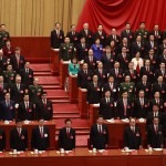 Il Presidente Xi Jinping, il premier Li Keqiang ed alle loro spalle i delegati, in piedi durante la cerimonia di apertura