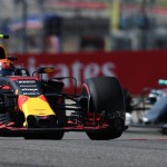 L'olandese Max Verstappen, Red Bull, è il protagonista di un sorpasso mozzafiato sul pilota Ferrari Raikkonen, immortalato durante la corsa