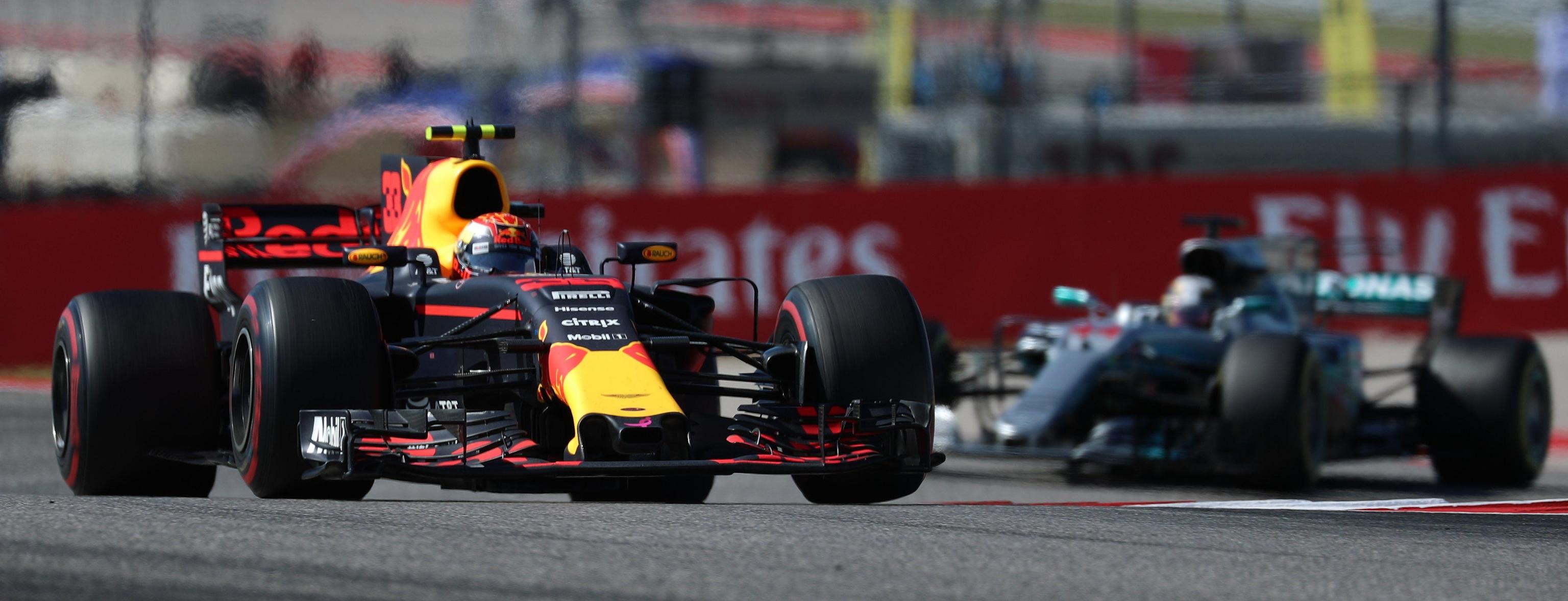 L'olandese Max Verstappen, Red Bull, è il protagonista di un sorpasso mozzafiato sul pilota Ferrari Raikkonen, immortalato durante la corsa