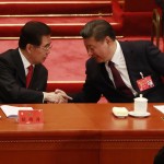Il Presidente Xi Jinping stringe la mano al suo predecessore Hu Jintao al termine del suo discorso