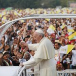 Papa Francesco accolto da oltre 150mila fedeli