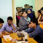 Molte le persone in fila per i test del sangue nelle cliniche di Calcutta