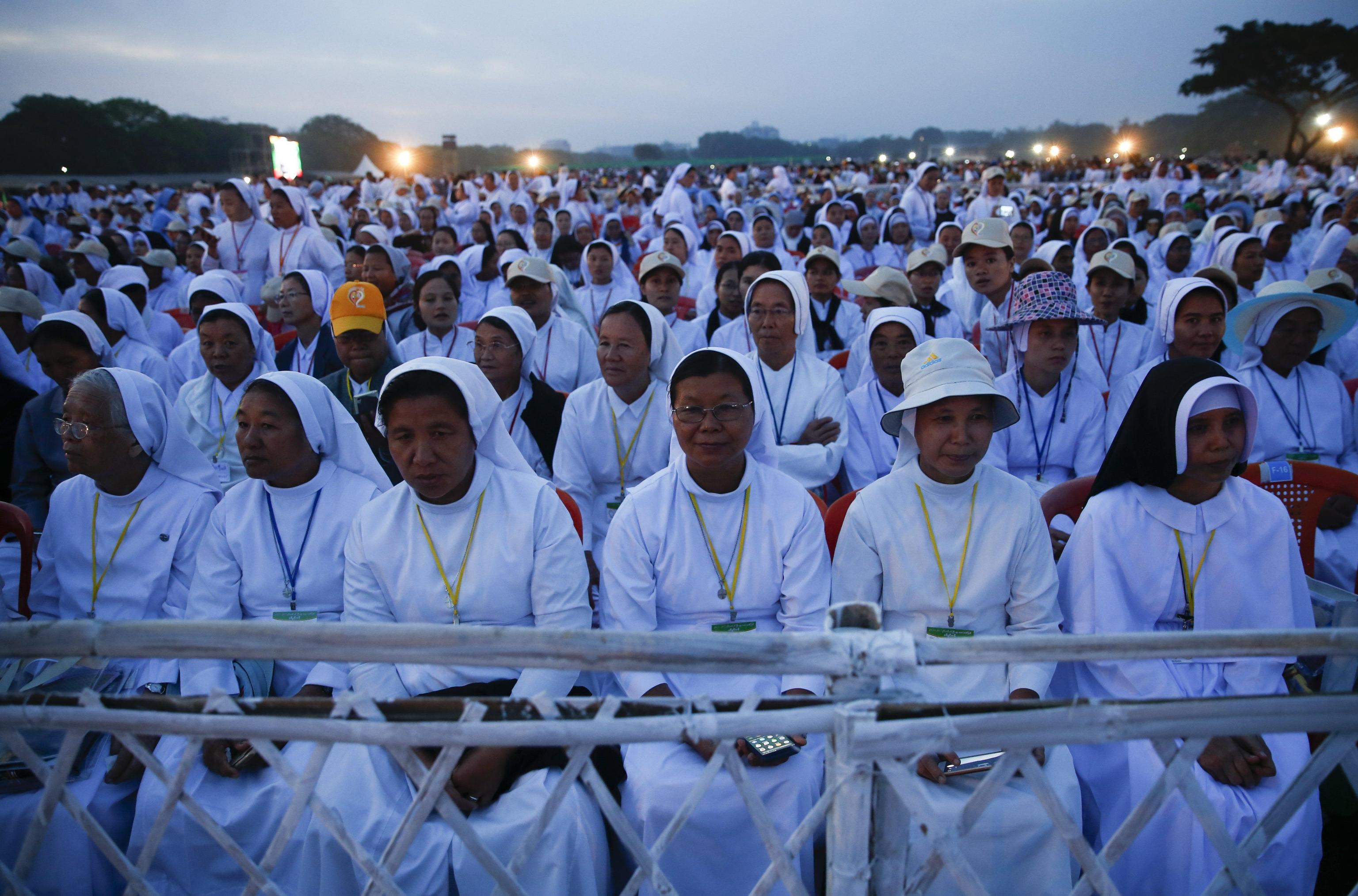 Alcune suore cattoliche durante la celebrazione della Messa