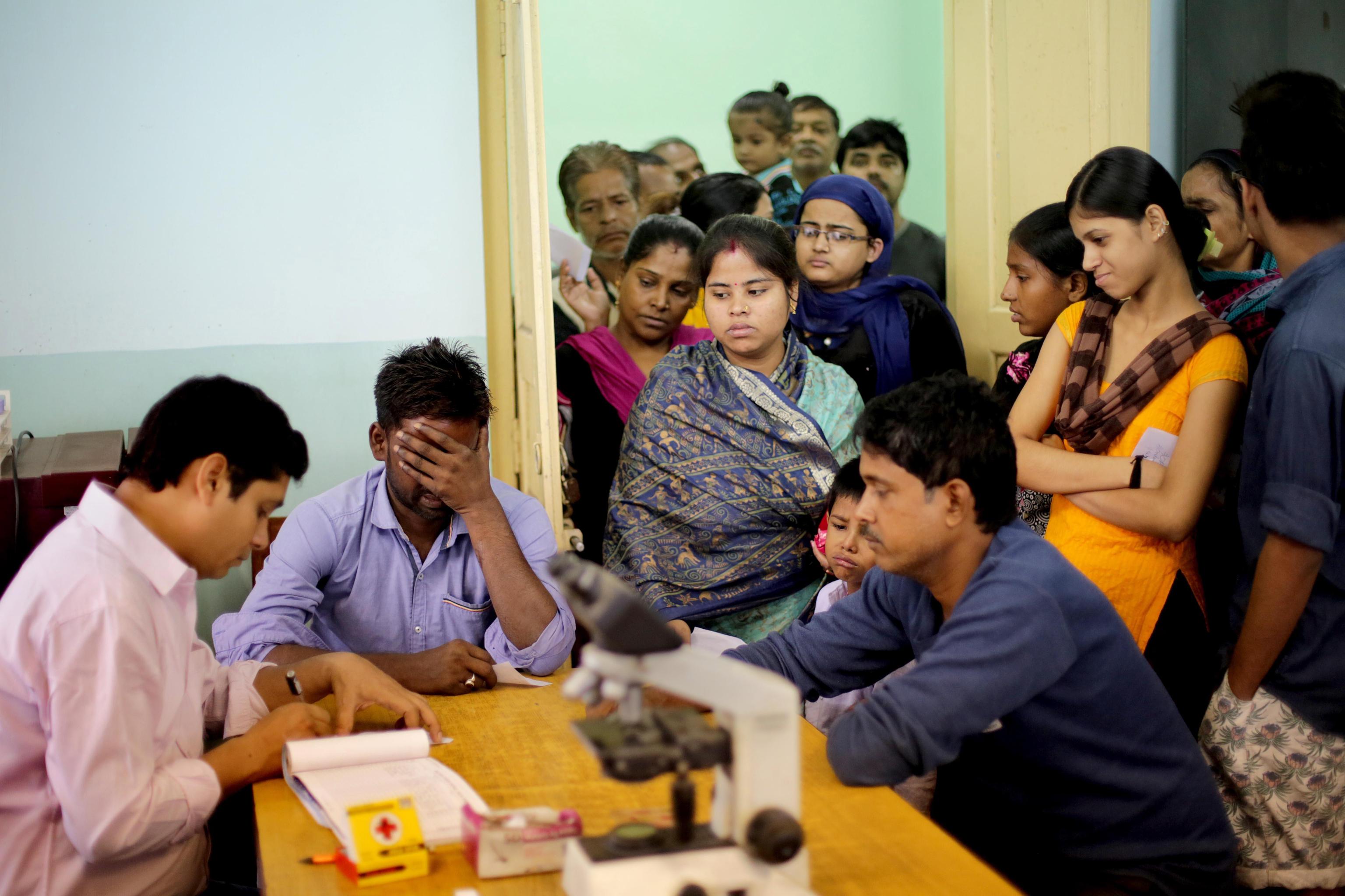 Molte le persone in fila per i test del sangue nelle cliniche di Calcutta