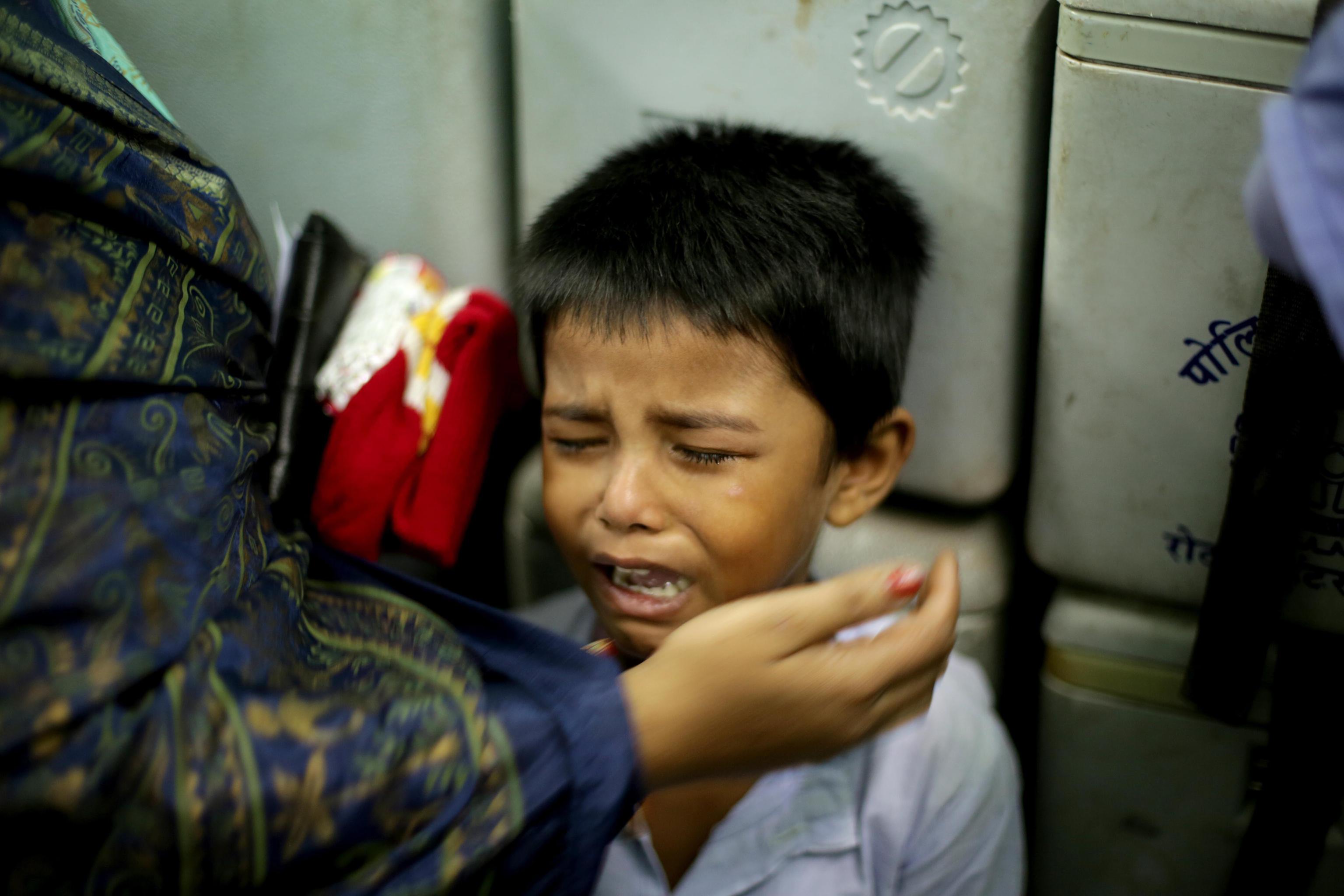 Il piccolo Mintu Samadder, 9 anni, dopo aver fornito un campione di sangue