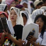 Alcune donne birmane in preghiera