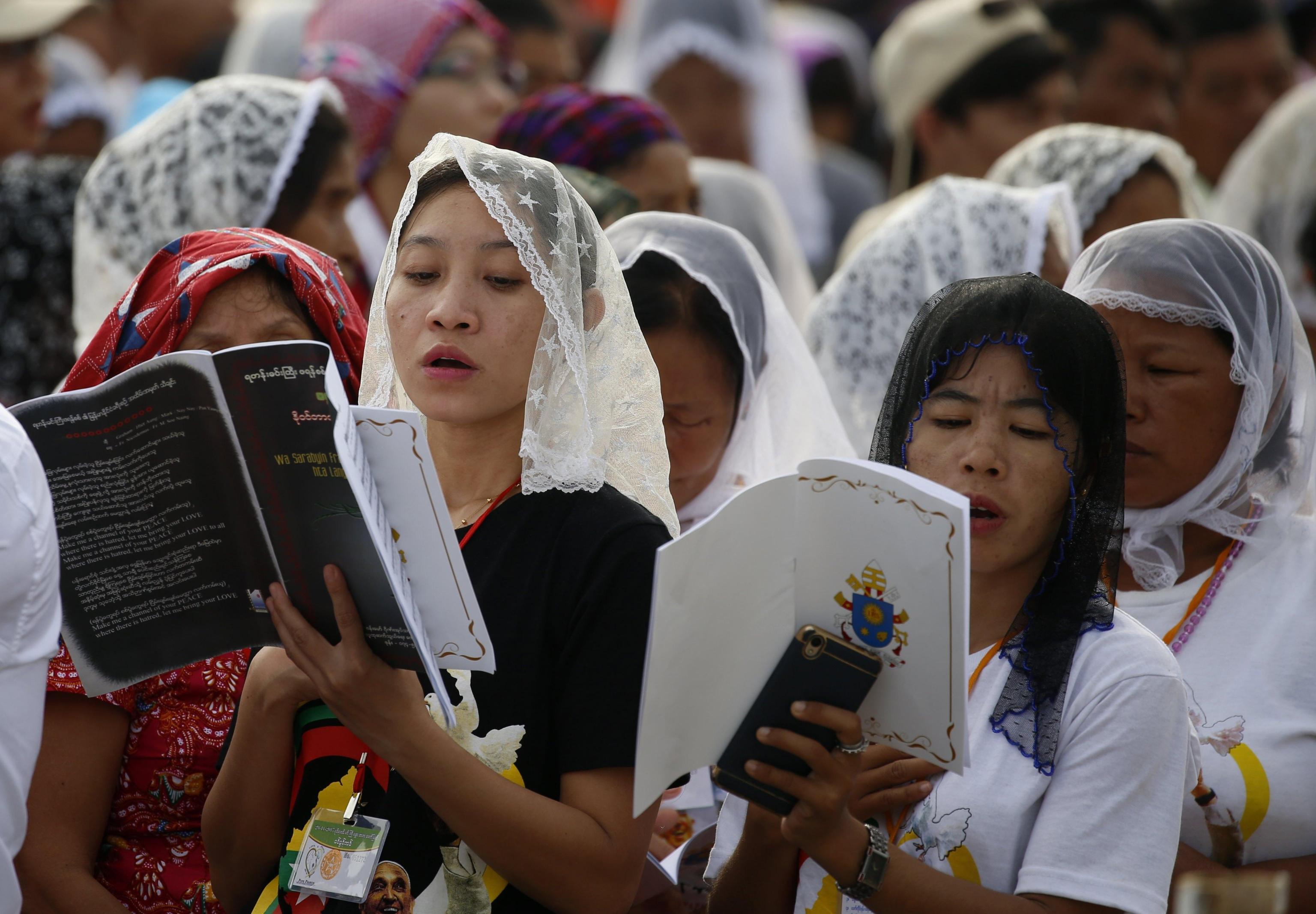 Alcune donne birmane in preghiera