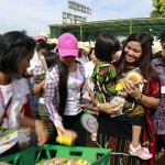 Alla fine della celebrazione è stato distribuito del pane ai molti fedeli presenti nonostante il caldo torrido Alla fine della celebrazione è stato distribuito del pane ai molti fedeli presenti nonostante il caldo torrido