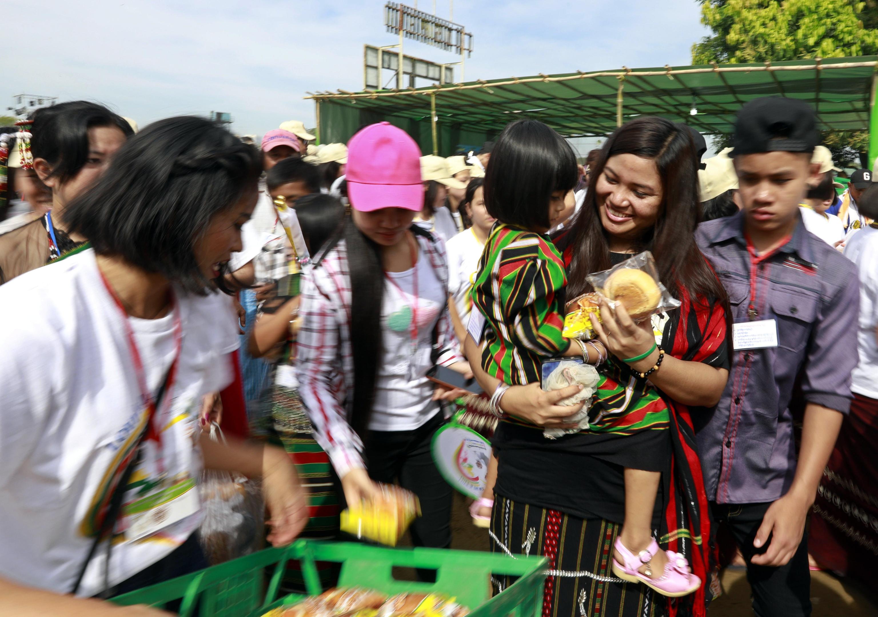 Alla fine della celebrazione è stato distribuito del pane ai molti fedeli presenti nonostante il caldo torrido Alla fine della celebrazione è stato distribuito del pane ai molti fedeli presenti nonostante il caldo torrido