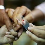 Campioni di sangue raccolti da un medico in una clinica di Calcutta
