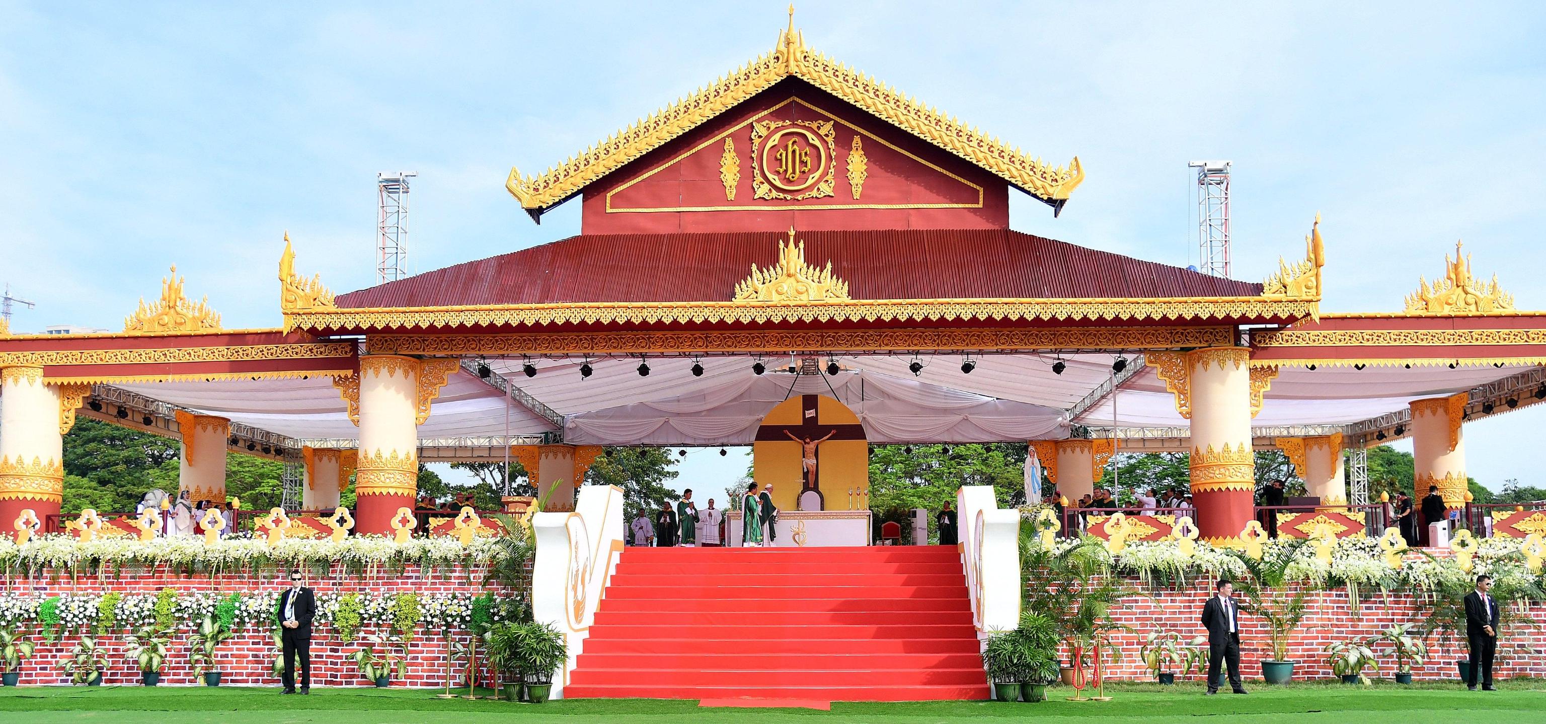 La Messa si è svolta nel Kyaikkasan Ground di Yangon La Messa si è svolta nel Kyaikkasan Ground di Yangon