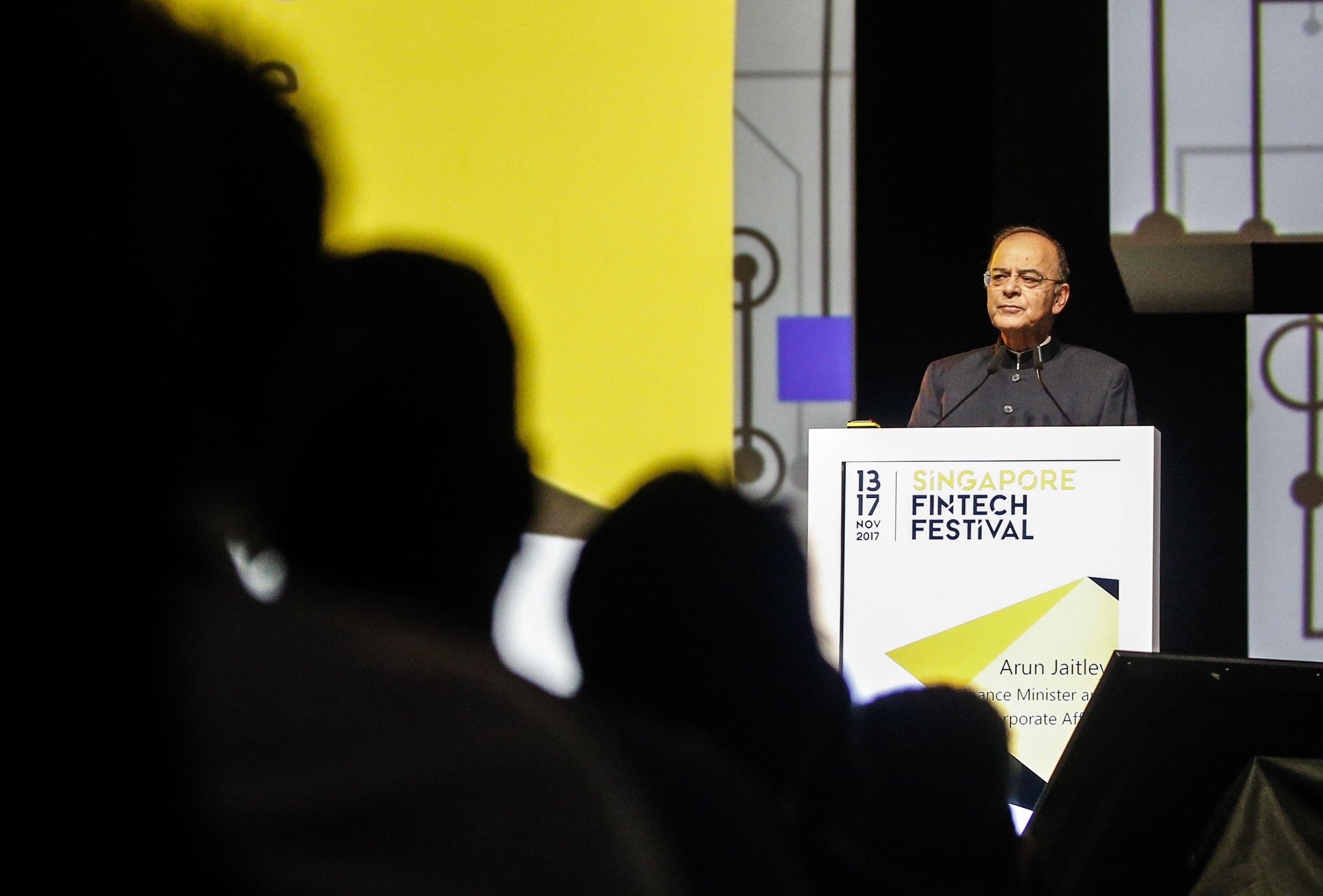 Il ministro della Finanza indiano, Arun Jaitley, apre la FinTech Conference