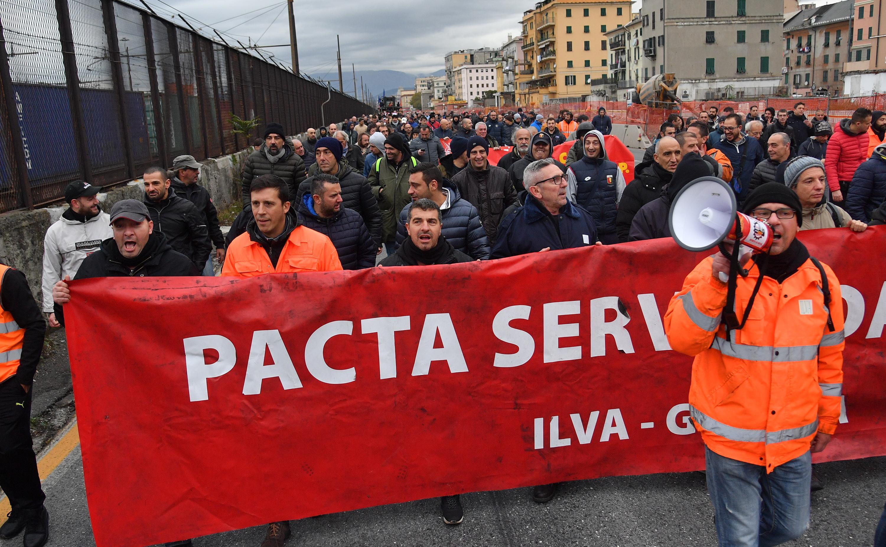 Questa mattina, è partito dal lungomare Canepa, un corteo dei lavoratori dell'Ilva di Cornigliano