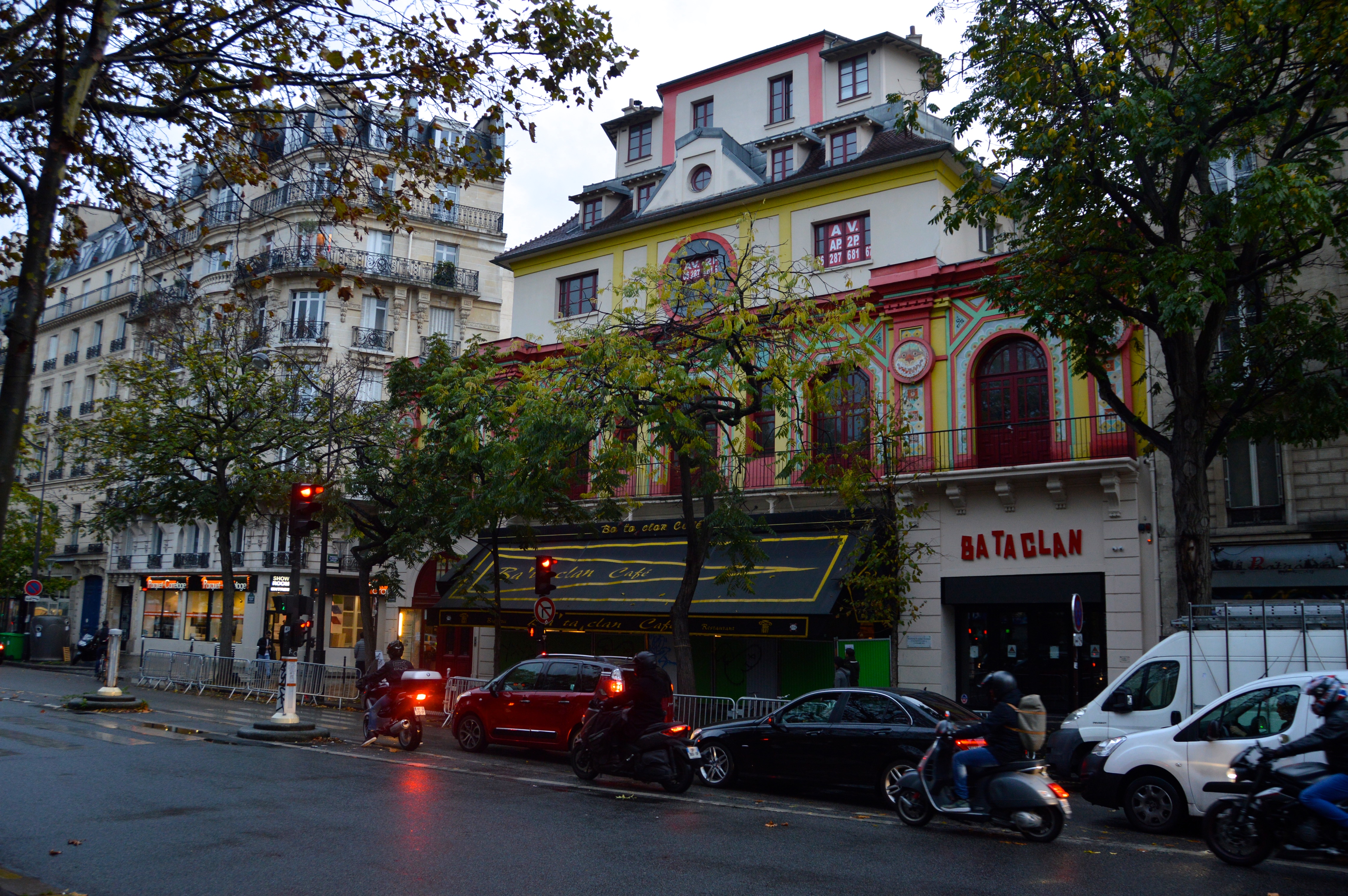 I cittadini di Parigi cercano di tornare alla normalità. Fra questi è nata l'associazione Génération Bataclan che vuole creare un monumento per commemorare le vittime