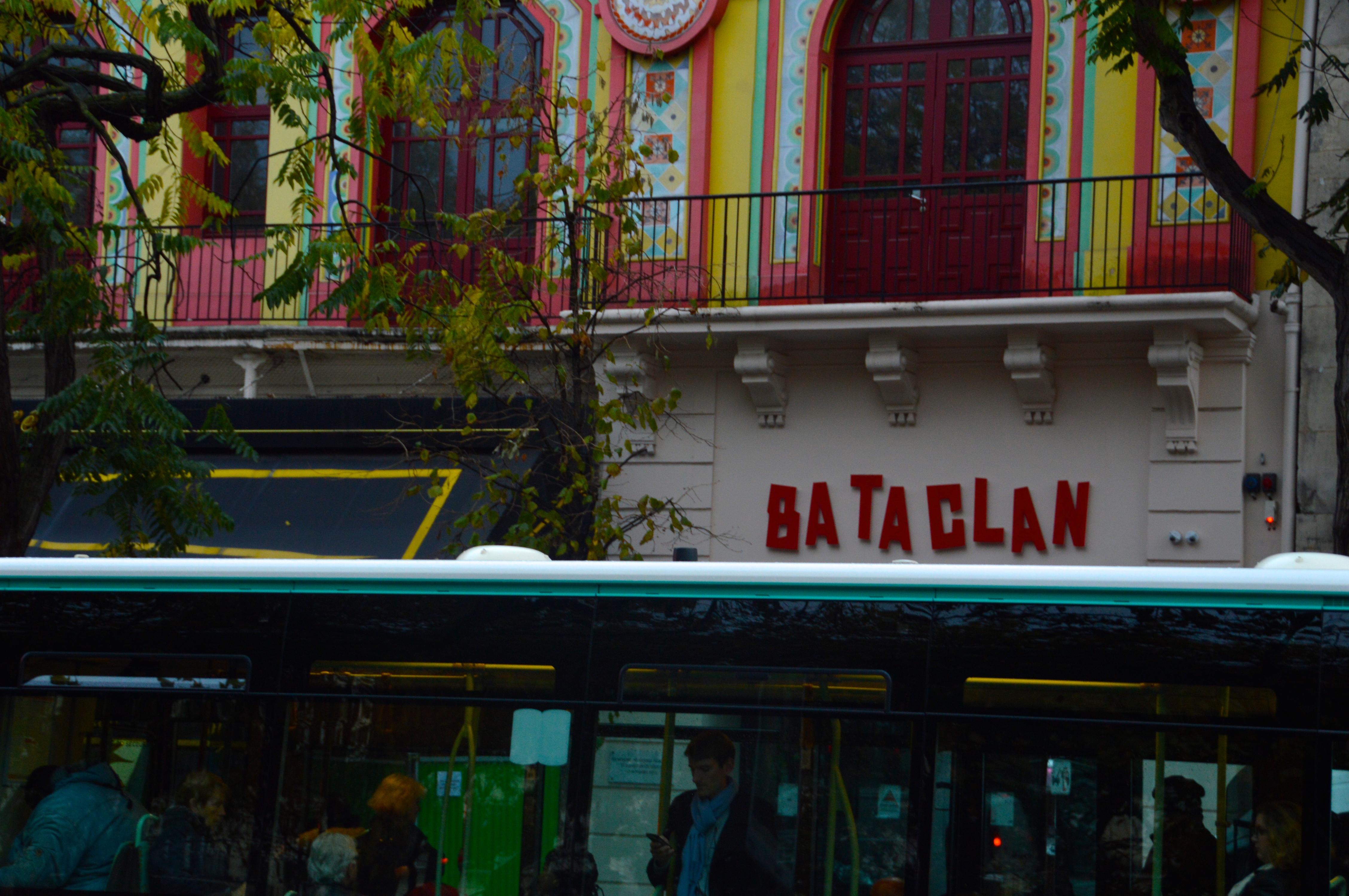 Nell'anniversario della strage le ferite non sono ancora rimarginate. Impossibile per i parigini che passano in autobus non ricordare la sera del 13 novembre 2015