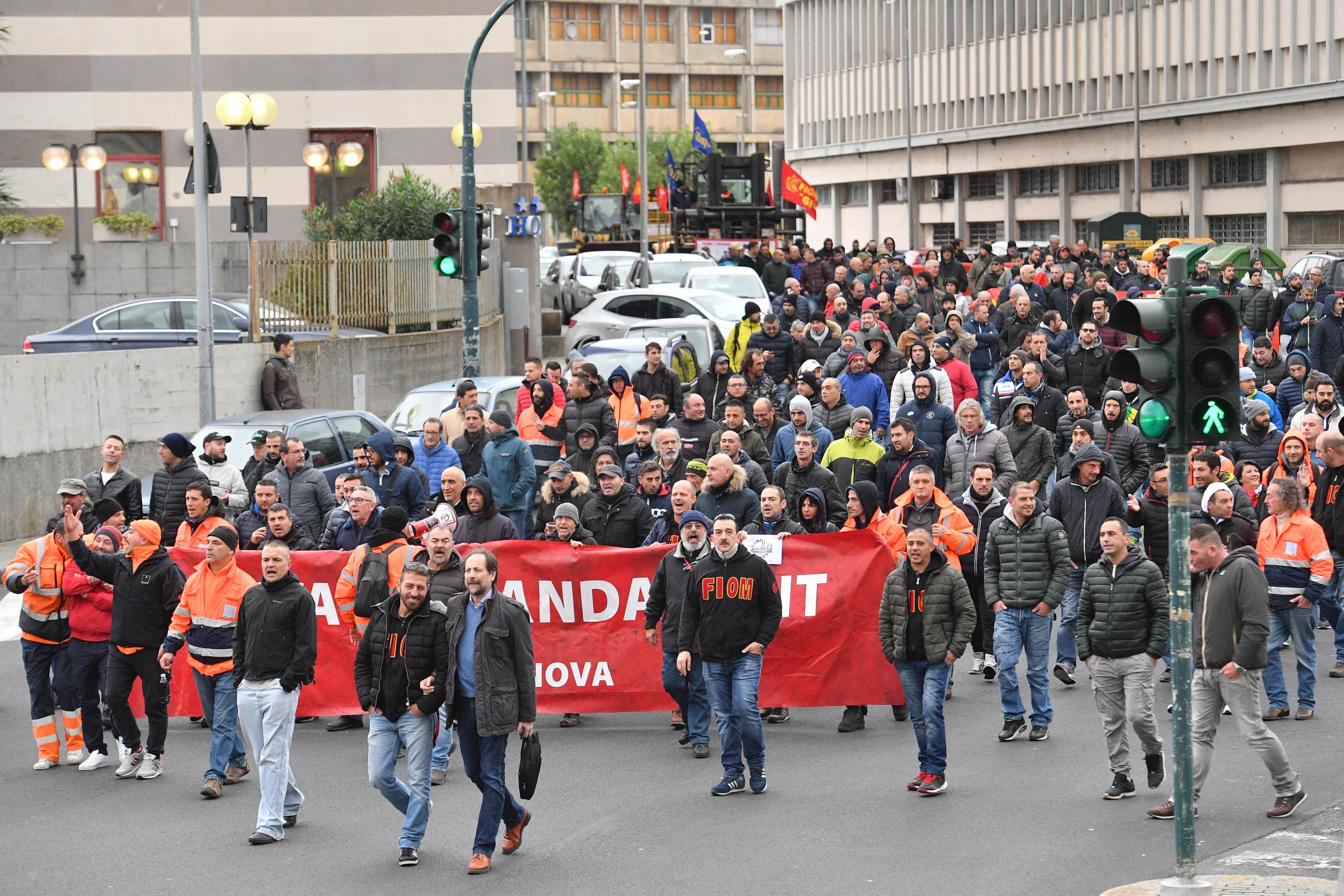 Sono circa 400 i lavoratori dell'Ilva, diretti verso la sede della Regione Liguria in piazza De Ferrari.