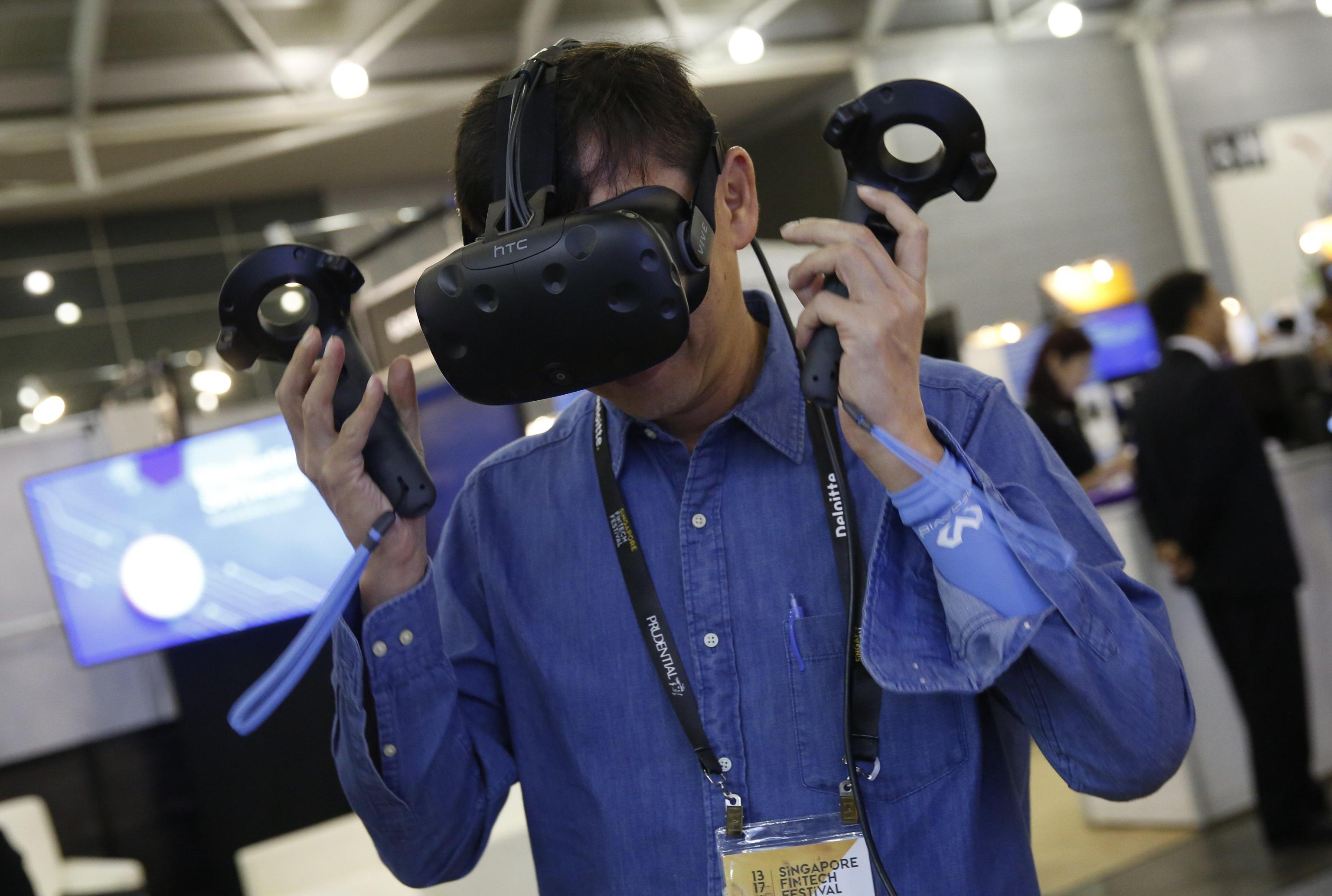Un uomo prova la Realtà Virtuale (VR)