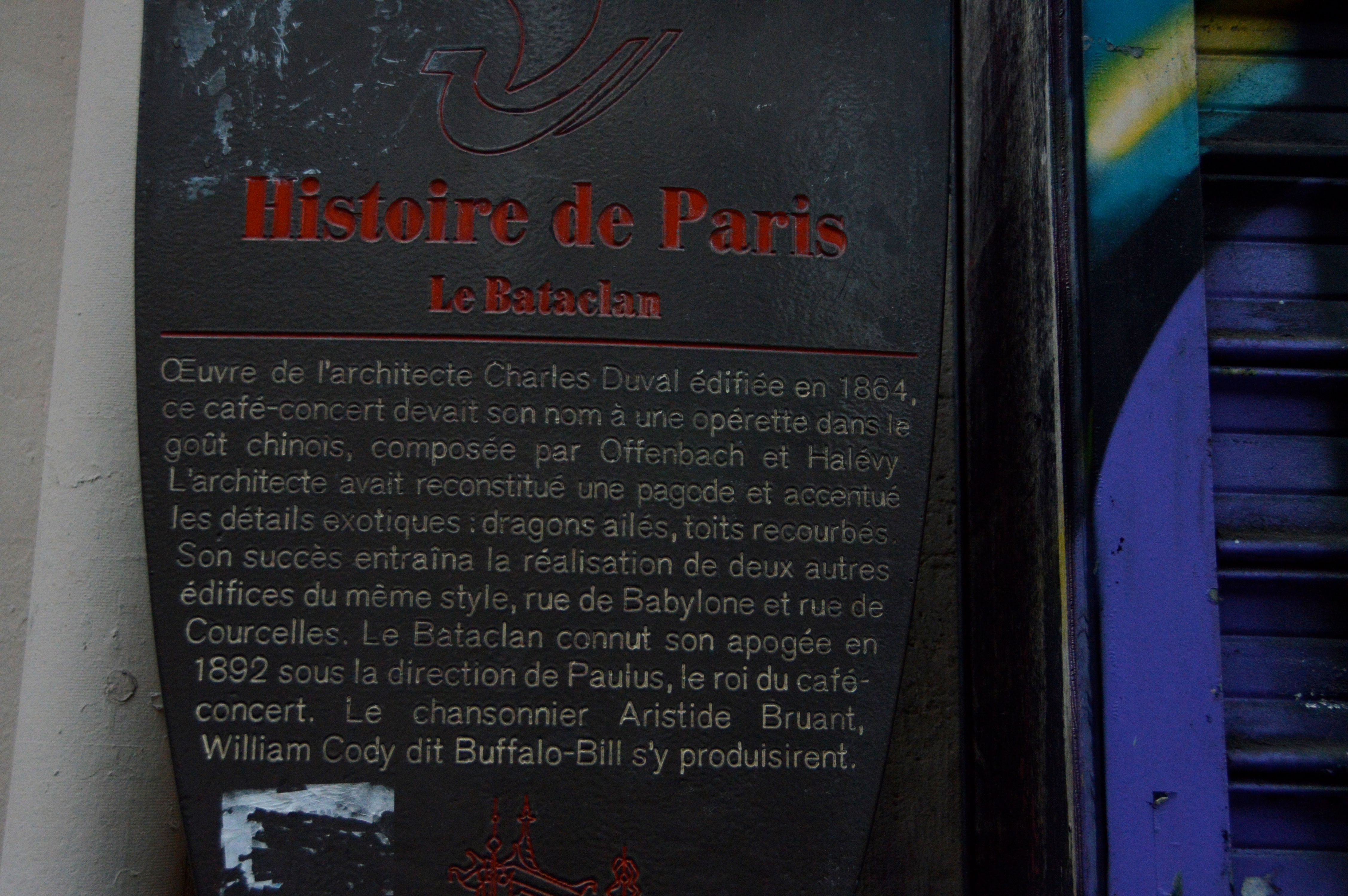 Il Bataclan fu fondato nel 1864 per opera dell'architetto Charles Duval. L'aspetto è quello di una pagoda colorata in cui compaiono anche dragoni alati