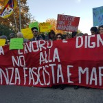 Lo striscione di apertura del corteo di sabato 11 novembre, a Ostia