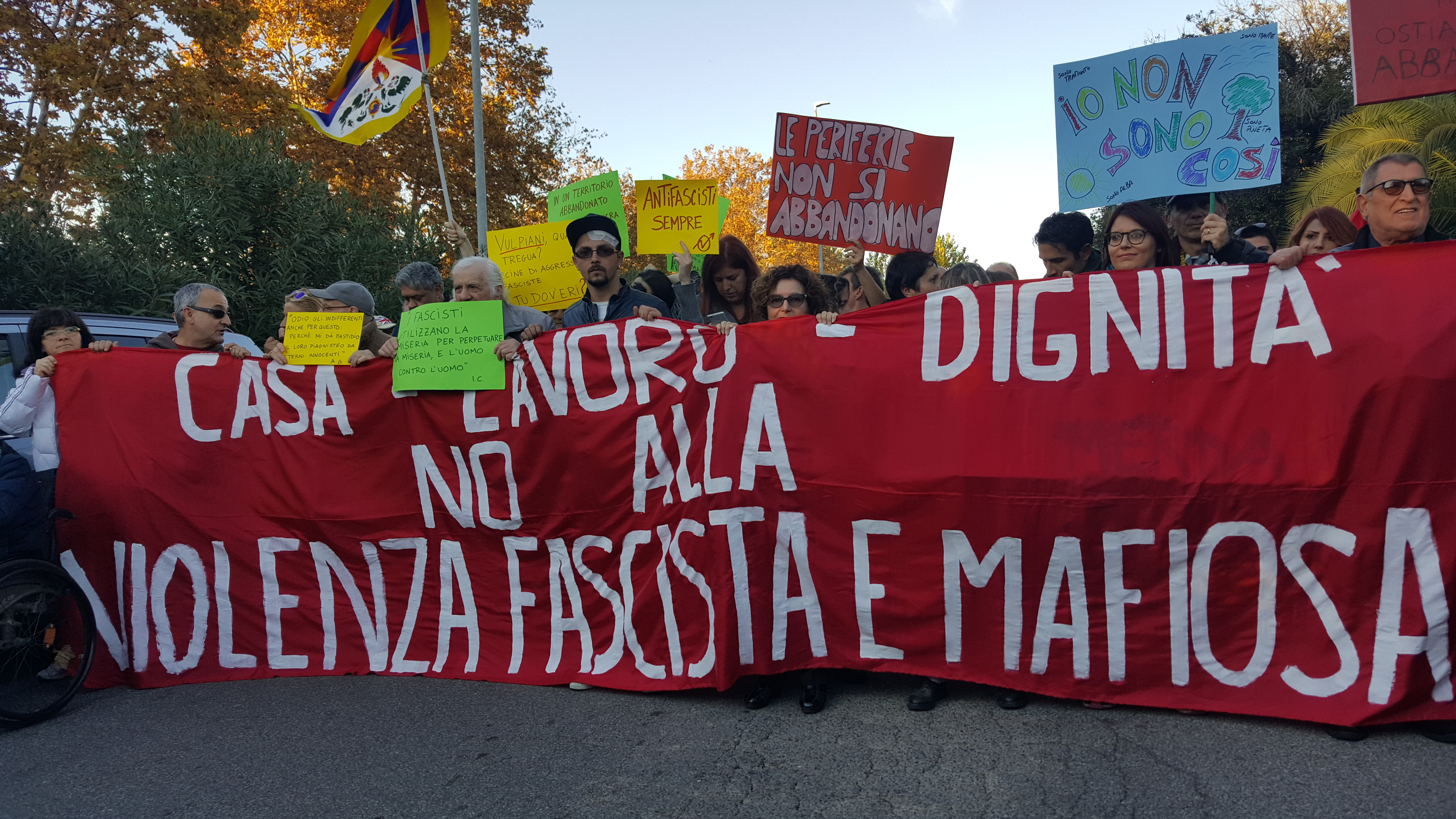 Lo striscione di apertura del corteo di sabato 11 novembre, a Ostia