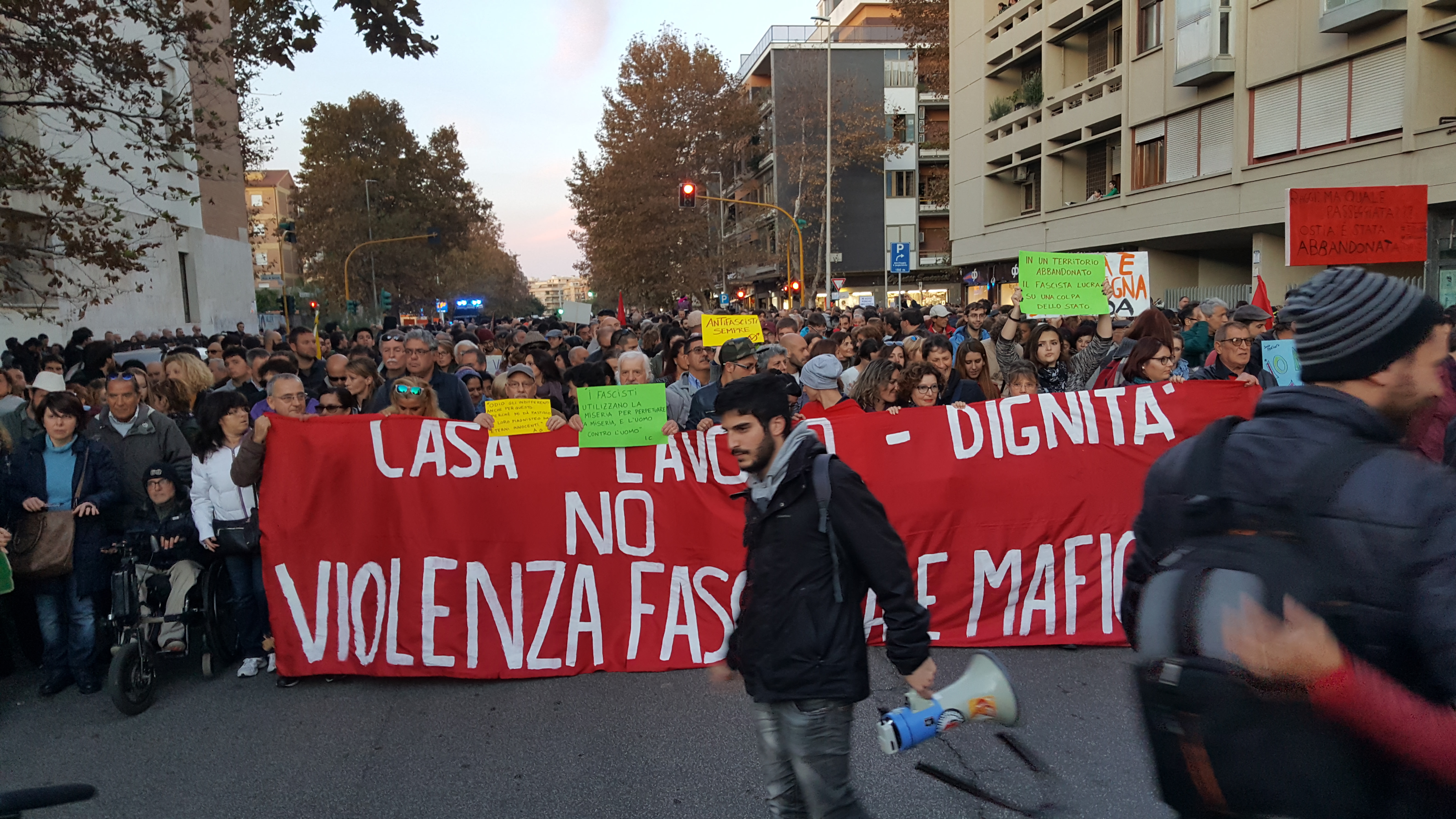 Ostia, manifestazione di sabato 11 novembre contro le mafie e il fascismo, in solidarietà con il giornalista Rai Daniele Piervincenzi, aggredito da Roberto Spada