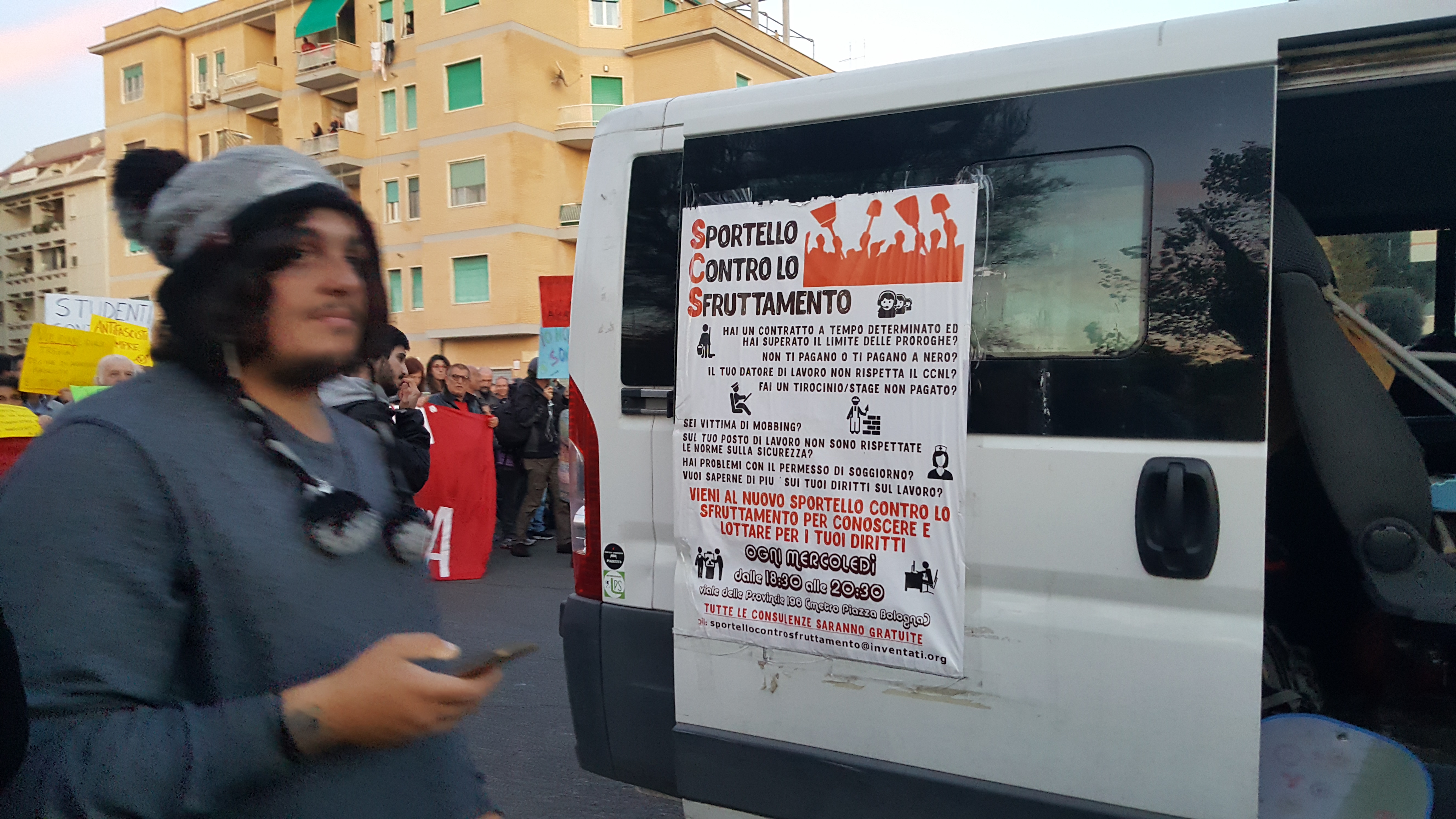 Ostia, un momento del corteo contro le mafie e il fascismo di sabato 11 novembre