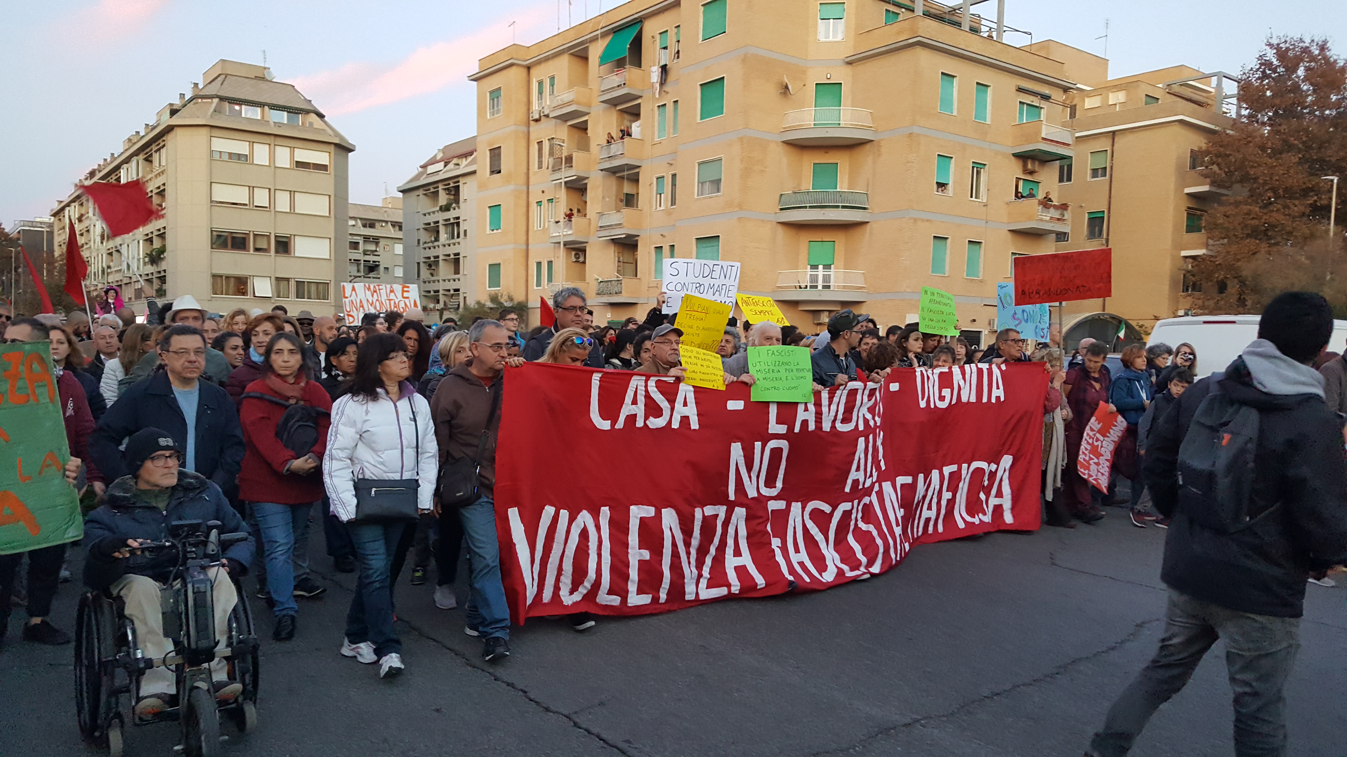 La testa del corteo sfilato per le strade del centro di Ostia in risposta all'aggressione di Roberto Spada al giornalista Rai Daniele Piervincenzi