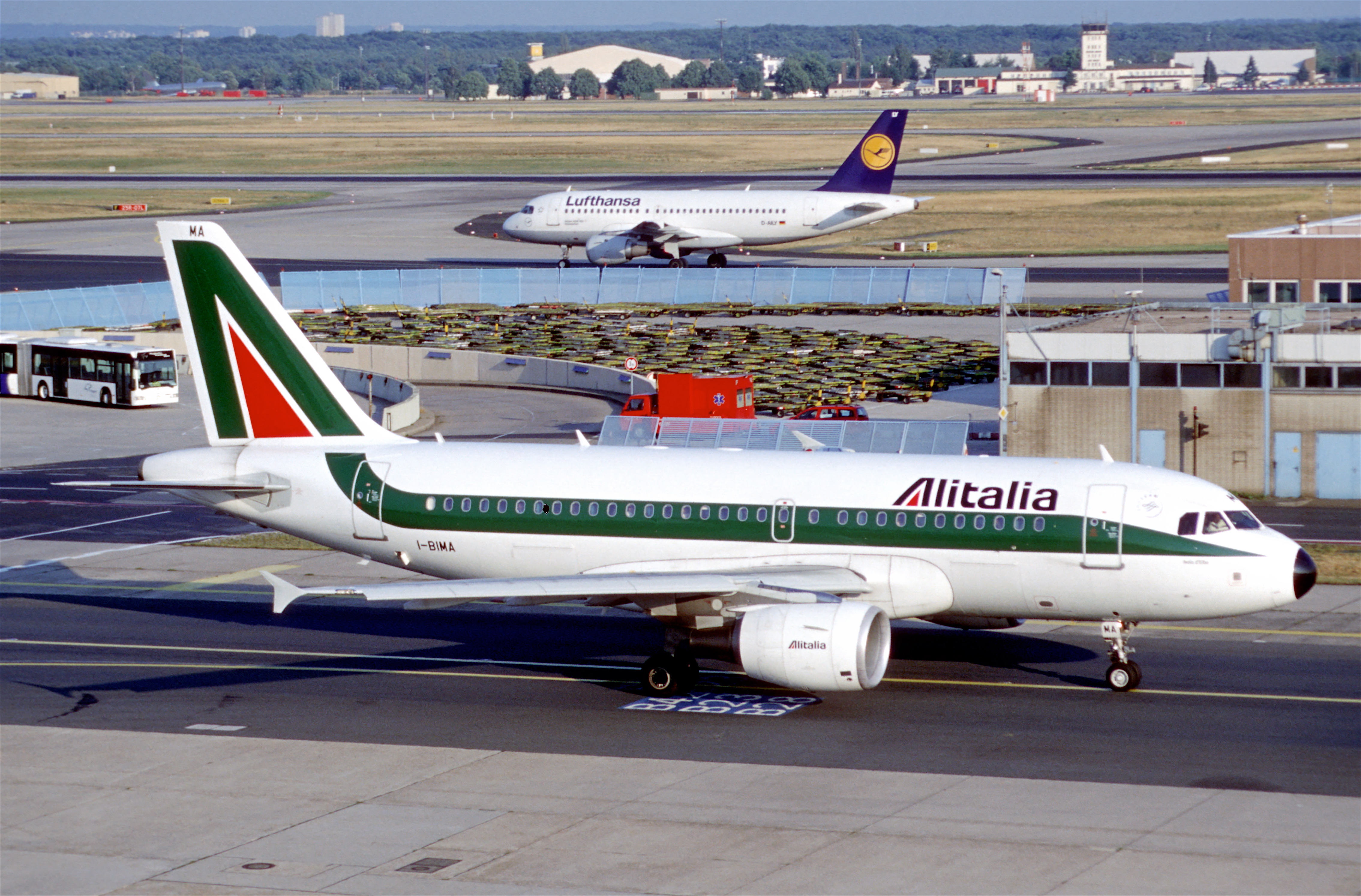 245cl_-_Alitalia_Airbus_A319-112,_I-BIMA@FRA,09.07.2003_-_Flickr_-_Aero_Icarus