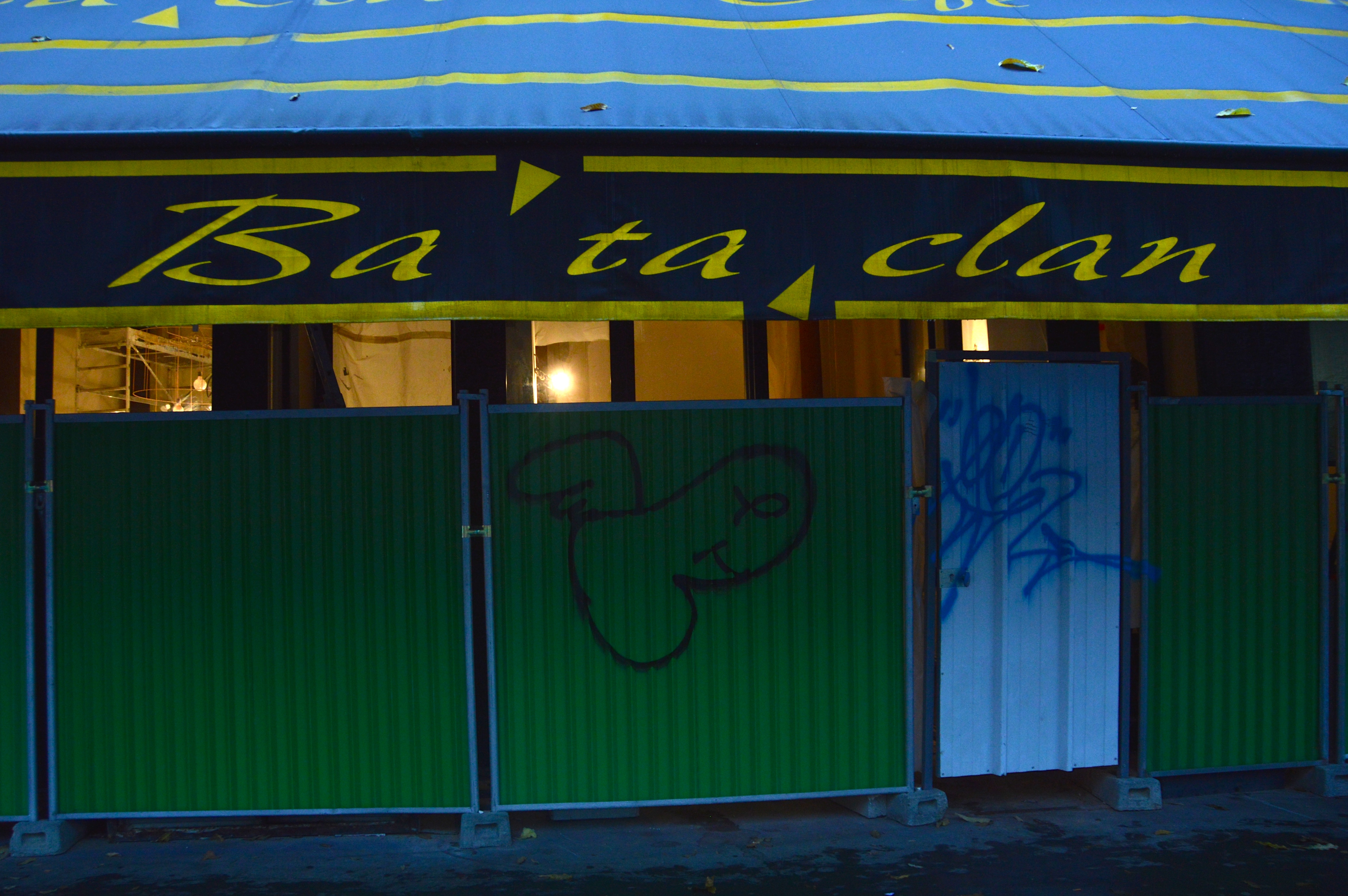 Accanto all'ingresso proseguono i lavori per la riapertura del bar della sala spettacoli