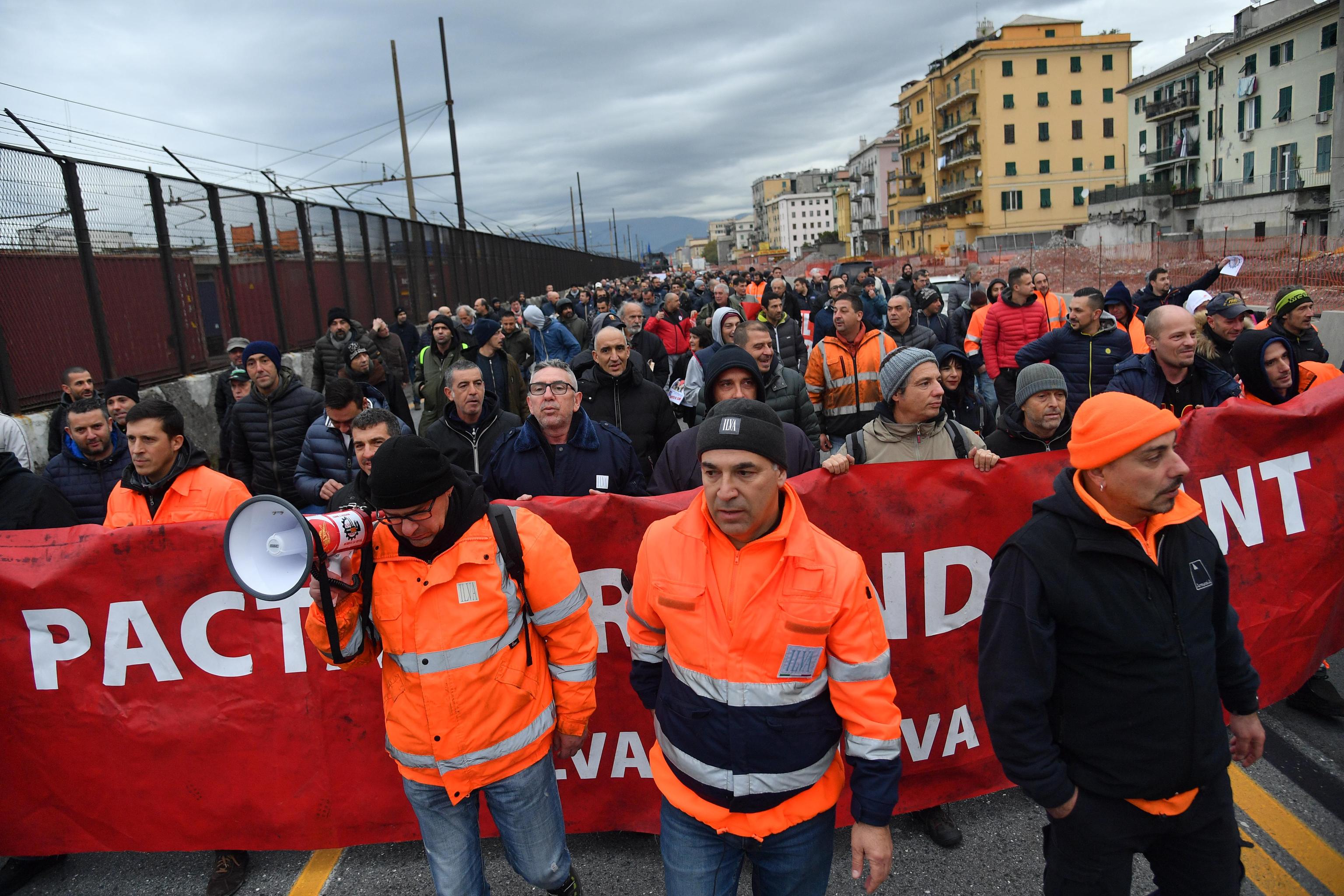 I manifestanti sono diretti alla sede della Regione Liguria in difesa dell'accordo di programma 2017 a Genova