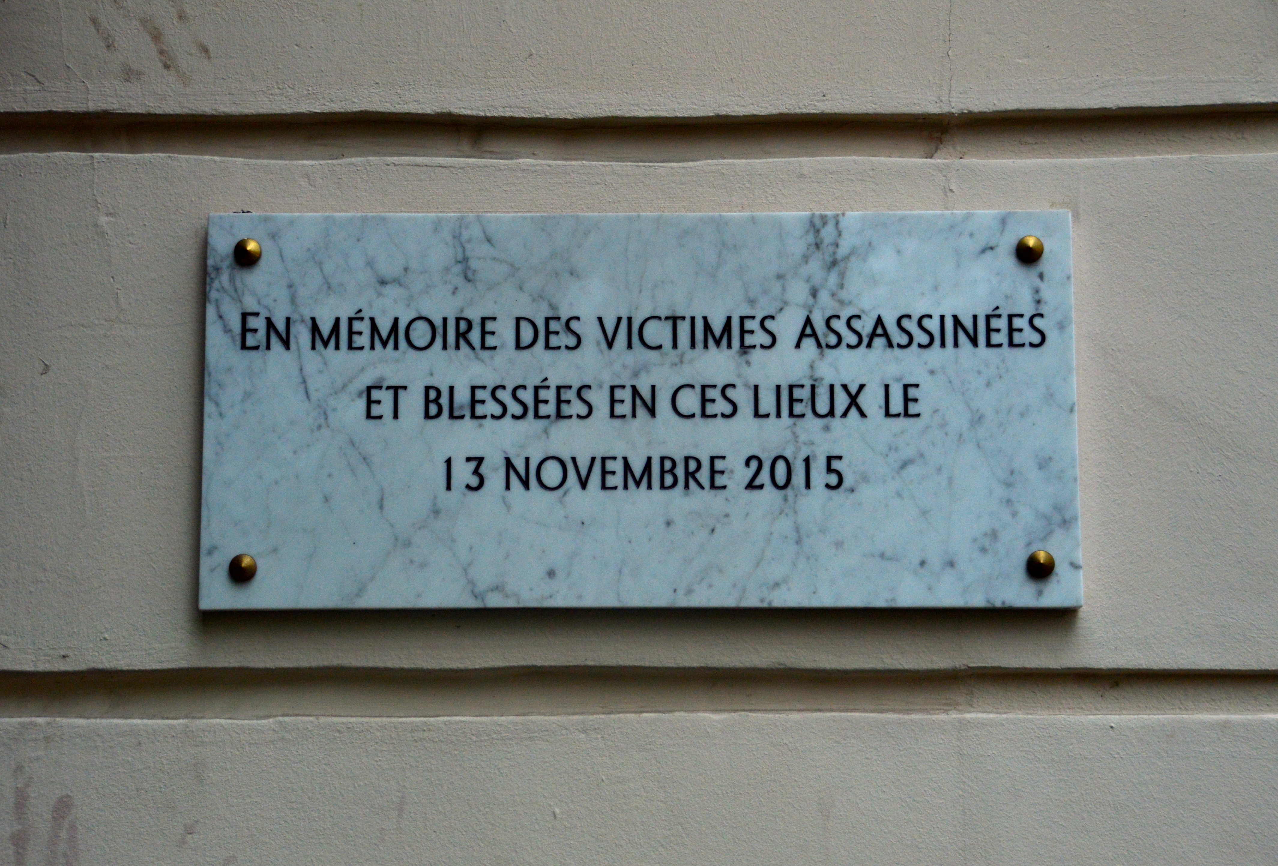All'entrata si trova la targa commemorativa per le vittime e i feriti della strage. Fra queste anche l'italiana Valeria Solesin