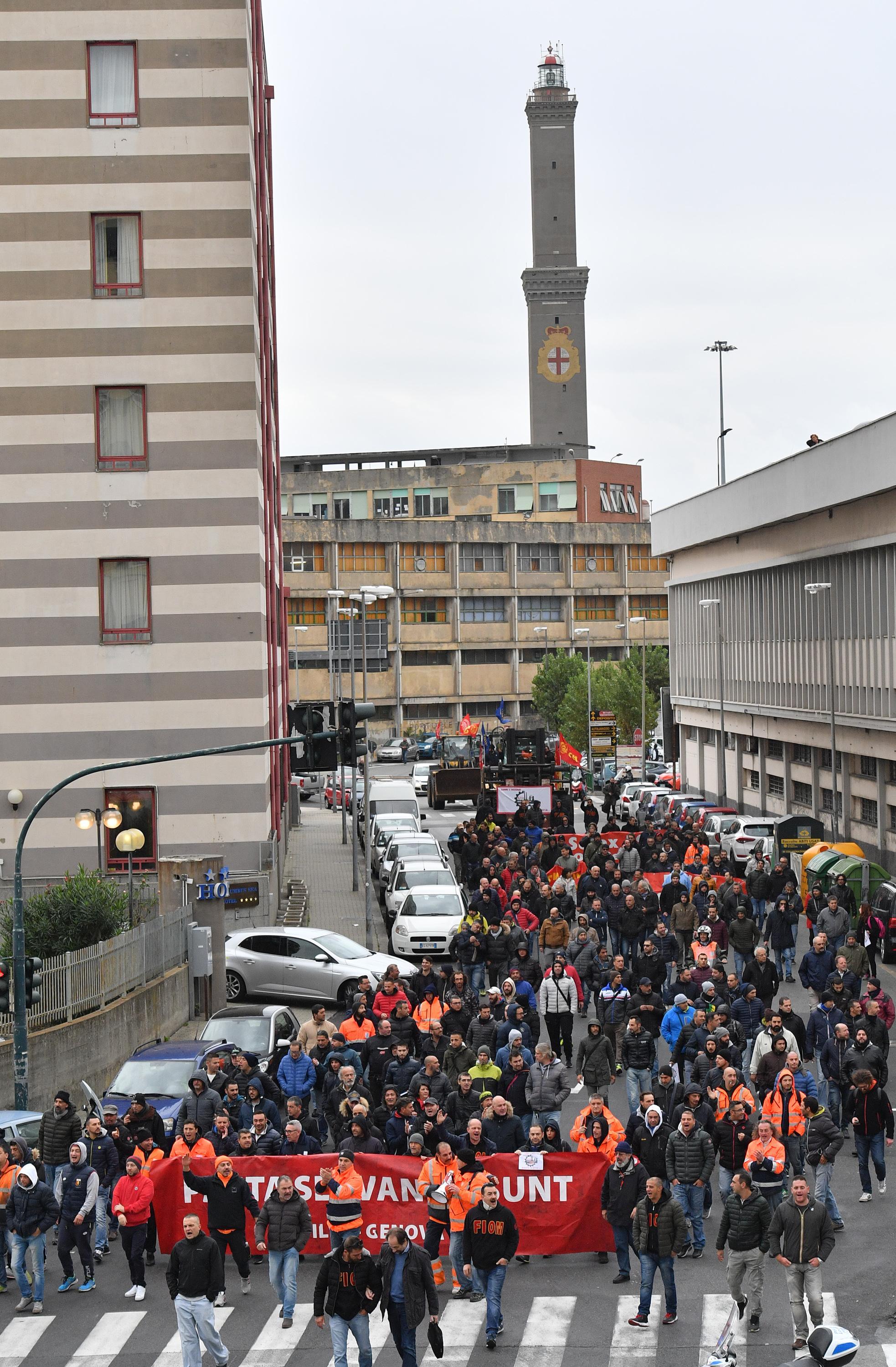 i lavoratori hanno deciso di marciare fin sotto la sede della Regione Liguria dove incontreranno il presidente Toti