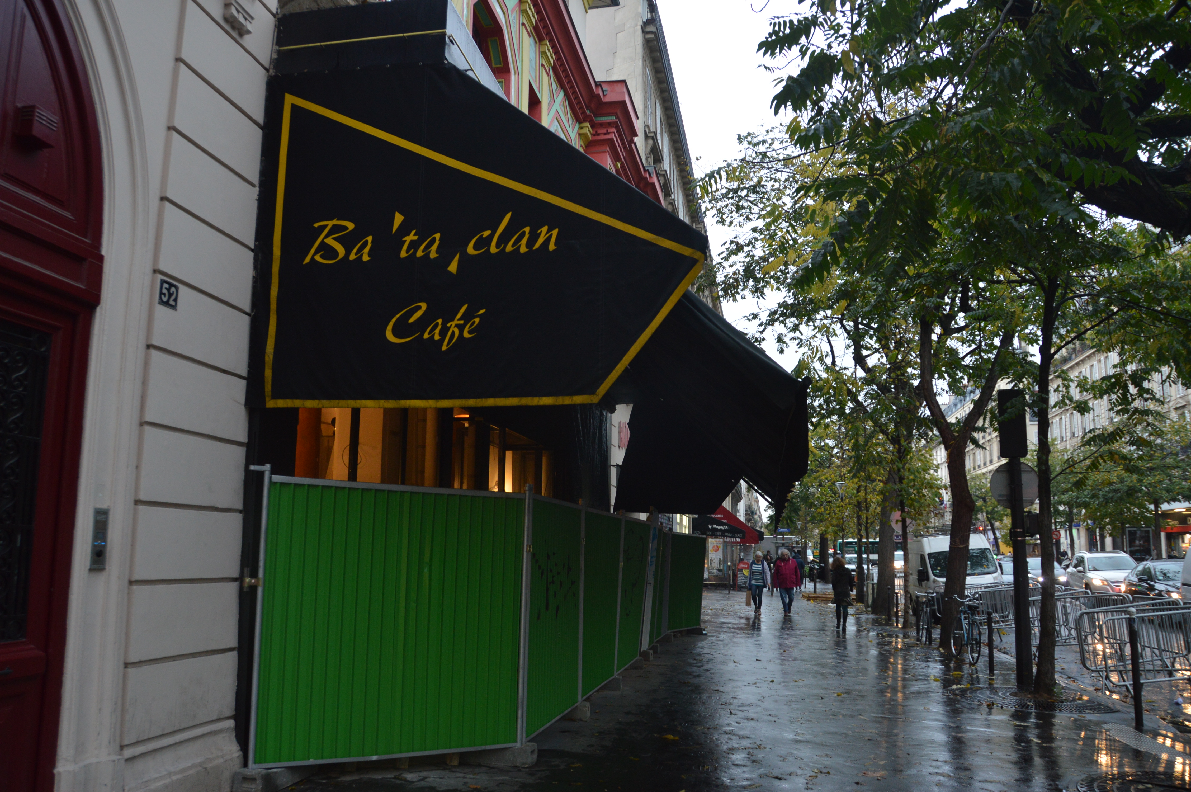 I tre terroristi lasciarono la propria auto in questa via, davanti al locale, facendo subito dopo irruzione